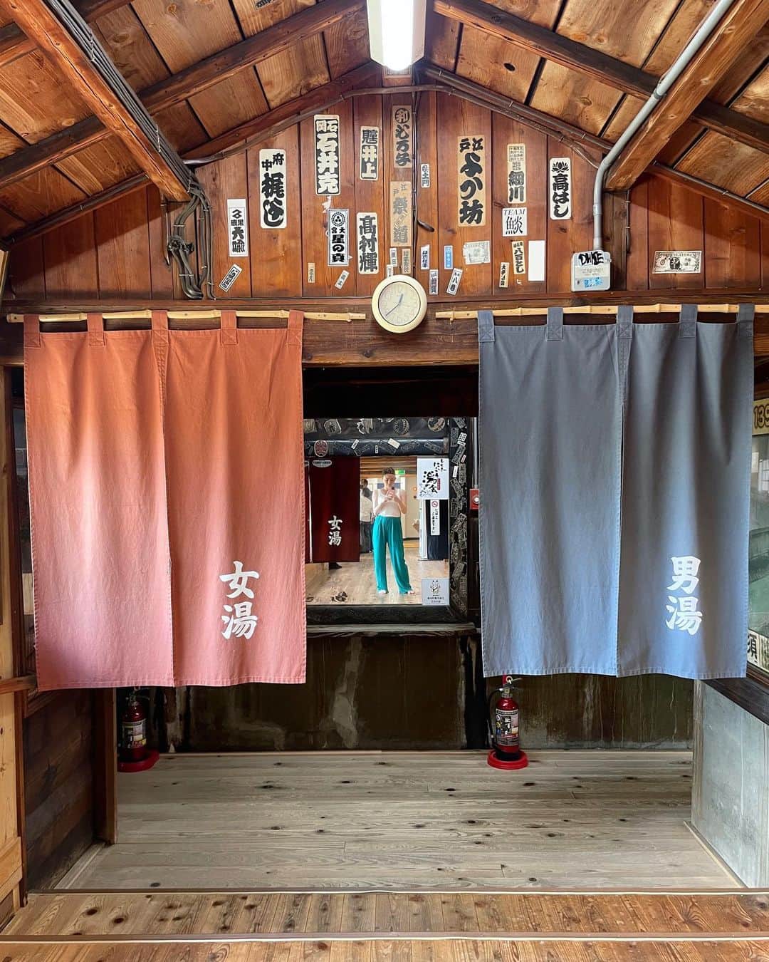 東條公美のインスタグラム：「那須旅 Nasu trip photo dump🌿  1. 約1300年前に開湯された鹿の湯 2.穏やかな源泉の川 3. 割れた殺生石 4.殺生石から見下ろした誰もいない景色 5.静寂な千体地蔵 6.木漏れ日の川の音 7.吸い込まれた珈琲工房 8.あたたかいそば処 金太楼 9.米粉のワッフルコーンソフト 10.素敵な笑顔と音楽と宝箱  不思議なご縁も多く ゆっくりと時間かけて大切なお話をしてくださったり またかえってきてねと故郷のように声をかけてくれたり 心抱きしめられとても癒された初の那須旅でした。 ありがとうございました。  また逢いにいきます🤍」