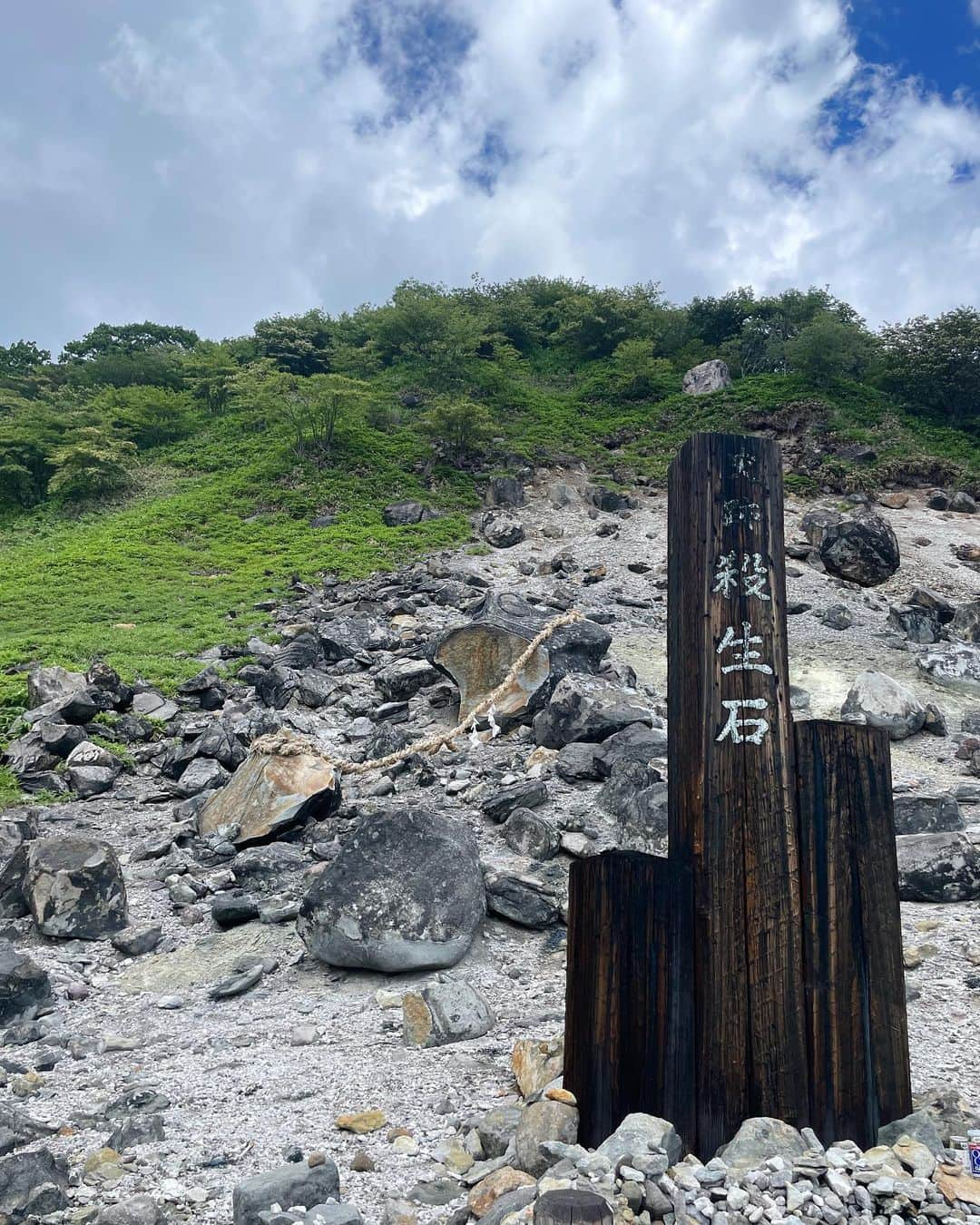 東條公美さんのインスタグラム写真 - (東條公美Instagram)「那須旅 Nasu trip photo dump🌿  1. 約1300年前に開湯された鹿の湯 2.穏やかな源泉の川 3. 割れた殺生石 4.殺生石から見下ろした誰もいない景色 5.静寂な千体地蔵 6.木漏れ日の川の音 7.吸い込まれた珈琲工房 8.あたたかいそば処 金太楼 9.米粉のワッフルコーンソフト 10.素敵な笑顔と音楽と宝箱  不思議なご縁も多く ゆっくりと時間かけて大切なお話をしてくださったり またかえってきてねと故郷のように声をかけてくれたり 心抱きしめられとても癒された初の那須旅でした。 ありがとうございました。  また逢いにいきます🤍」10月13日 12時25分 - tomomi_tojo