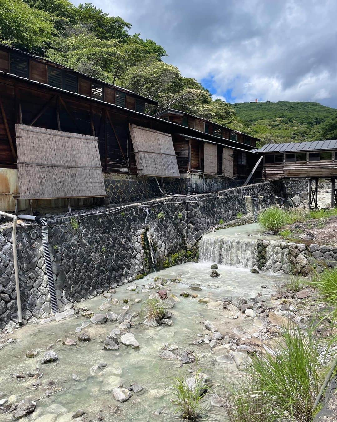 東條公美さんのインスタグラム写真 - (東條公美Instagram)「那須旅 Nasu trip photo dump🌿  1. 約1300年前に開湯された鹿の湯 2.穏やかな源泉の川 3. 割れた殺生石 4.殺生石から見下ろした誰もいない景色 5.静寂な千体地蔵 6.木漏れ日の川の音 7.吸い込まれた珈琲工房 8.あたたかいそば処 金太楼 9.米粉のワッフルコーンソフト 10.素敵な笑顔と音楽と宝箱  不思議なご縁も多く ゆっくりと時間かけて大切なお話をしてくださったり またかえってきてねと故郷のように声をかけてくれたり 心抱きしめられとても癒された初の那須旅でした。 ありがとうございました。  また逢いにいきます🤍」10月13日 12時25分 - tomomi_tojo