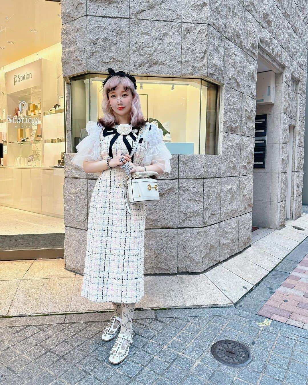 Etsuna otsukAのインスタグラム：「位于银座的P station  @pstation_jp  美颜器综合买手店、只需要去一家店就可以体验试用日本各大贵妇品牌的家用高端美容仪器（美颜器） 我除了定期去美容院肌肤管理外、家里有三台高端家用美容仪、这家店里这三款居然全部都有！还种草了新的去眼尾细纹的仪器❤️ 平时在家也可以体验日本院线的护肤哦 来日本旅行的话推荐来看看哦❤️ 銀座にある家庭用美顔器セレクトショップ、いろんなメーカーの美顔器を体験できます！私は3つ美顔器を持ってます、ほぼ毎日家庭用美顔器を使ってます！ 本当に若さをキップするように頑張ってます💓  #銀座  #美顔器　#gucci」