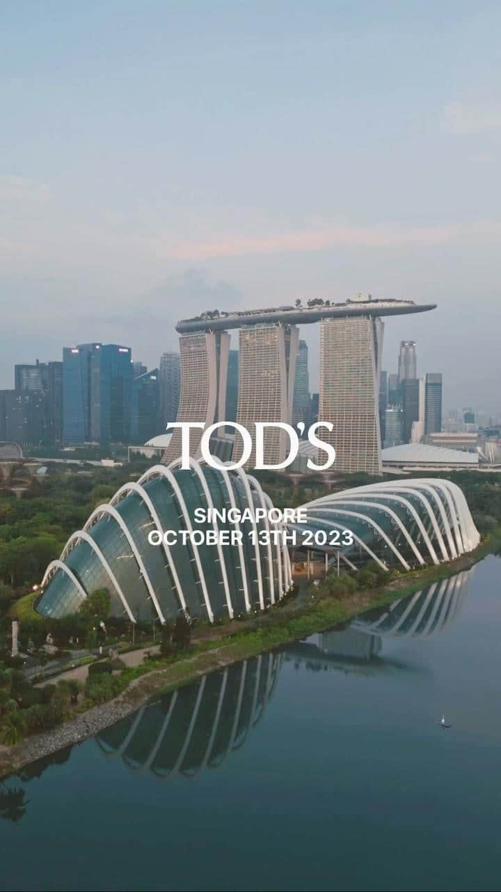 トッズのインスタグラム：「Discover the iconic skyline and landmarks of Singapore where The Art of Craftsmanship project and the Spring-Summer 2024 collection will be showcased.   Starting from today and until October 22nd, discover the Limited Edition at our pop-up store at Paragon, Singapore. #Tods #TodsHeritage #TodsSingapore」