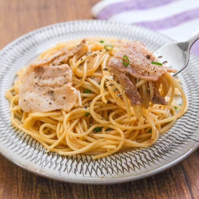 五十嵐豪のインスタグラム：「豚バラとオイスターソースをパスタとチンすると、麺に旨みが絡んでめちゃくちゃ旨い。これはレンジで作ったとは思えない味。  5分茹でパスタ80g、豚バラ100g、水200ml、オイスターソース大1/2、鶏ガラ・おろしニンニク各小1/2を600W7分チンしごま油小1混ぜ塩胡椒で味調え黒胡椒、青葱。  #ズボラ飯#ズボラ主婦#ご飯記録#節約レシピ#時短レシピ#時短料理#毎日ごはん#節約料理#簡単料理#簡単ごはん#簡単レシピ#夕ご飯#お家ご飯#料理好き#レシピ#しかない料理#ツナ缶レシピ」