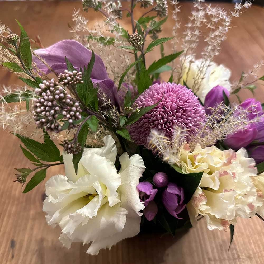 のインスタグラム：「<WORKSHOP> 　 山本文さん 「秋のお花のアレンジメント」 　 フラワーコーディネーターの山本文さんを講師にお迎えするワークショップ。  10月のワークショップは、秋のお花のアレンジメント。 秋の生花を使って器にアレンジしていきます。 ぜひご参加ください。  *当日の花材と器は写真と異なります。  持ち物 : エプロン（任意）  ■Jiyugaoka 日時：10月18日 (水) 11時30分 ～ 13時30分 場所：自由が丘店 定員：6名 参加費：4,400円  ■ Hibiya 日時：10月18日 (水) 18 時30分 ～ 20時00分 場所：日比谷店 定員：4名 *残席1名 参加費：4,400円  ■ Ebisu 日時：10月23日 (月) 16時00分 ～ 17時30分 場所：日比谷店 定員：4名 *残席1名 参加費：4,400円  *ご予約・お申込みはWEBサイト、またはpeatixからご予約ください。 →@cibone_ts 　 #todaysspecial #トゥデイズスペシャル #ワークショップ #秋のアレンジメント #花 #お花 #恵比寿ガーデンプレイス #自由が丘 #FLOWERS #東京ミッドタウン日比谷」
