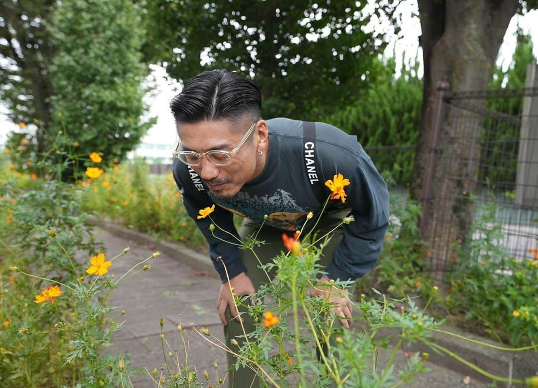 金子賢さんのインスタグラム写真 - (金子賢Instagram)「いやーお花が🌸世界一似合う😂 今日も来年のスケジュール調整地獄ですw🗓️  #summerstyleaward #ssa #fitness  #workout #training #bodymake  #サマースタイルアワード #サマスタ #フィットネス #ワークアウト #トレーニング #ボディメイク #fitness #腹筋 #workout」10月13日 12時37分 - kenken1019