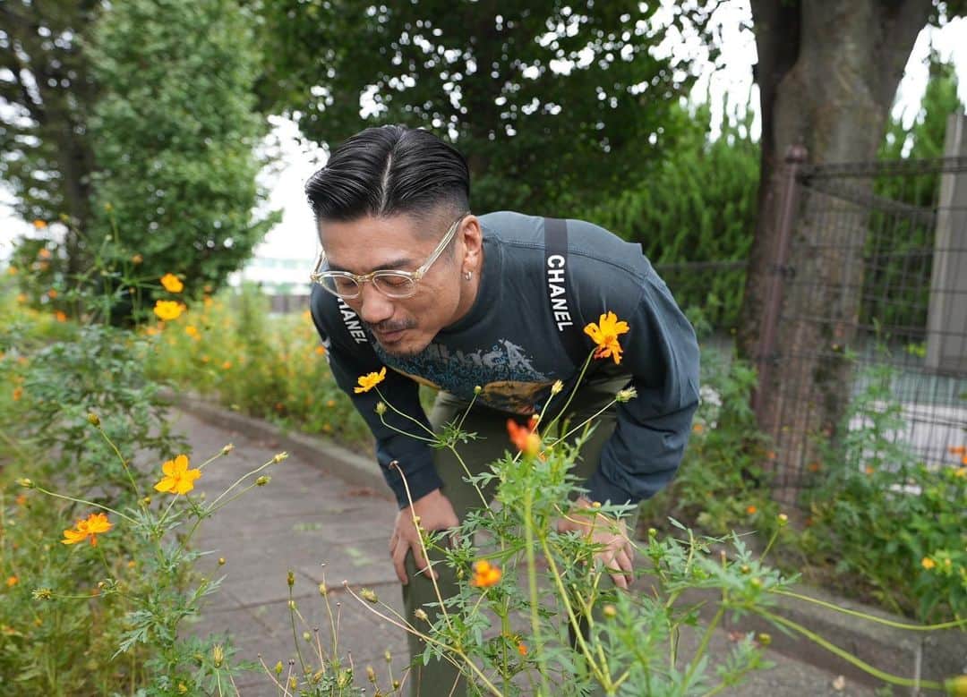 金子賢のインスタグラム：「いやーお花が🌸世界一似合う😂 今日も来年のスケジュール調整地獄ですw🗓️  #summerstyleaward #ssa #fitness  #workout #training #bodymake  #サマースタイルアワード #サマスタ #フィットネス #ワークアウト #トレーニング #ボディメイク #fitness #腹筋 #workout」