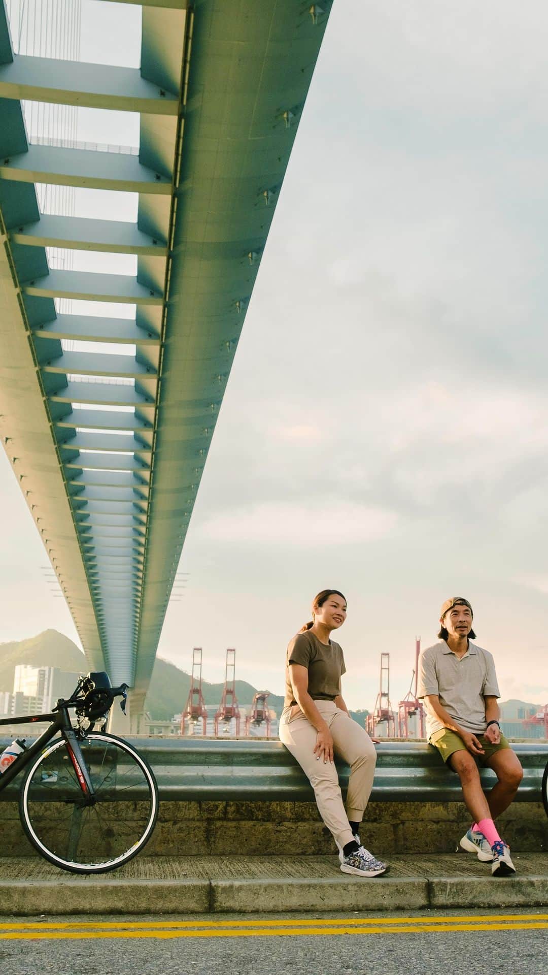 Discover Hong Kongのインスタグラム：「[Discover Hong Kong on two wheels🚲] Just a change of pace can reveal a whole different side of the world!😮 Follow Man Lim-chung, winner of “Best Art Direction”🎬 at the Hong Kong Film Awards, and Olympic bronze medallist Sarah Lee Wai-sze🚴🏻‍♀️, as you pedal along at your own pace on this romantic bike tour of Hong Kong. Get ready to discover the cinematic side and authentic corners of the city on two wheels!✨  The 2023 Hong Kong Cyclothon will take place on 22 October. Cyclists from around the globe are ready to tour Hong Kong on their bikes from Tsim Sha Tsui East, crossing the Tsing Ma Bridge, Ting Kau Bridge, and Stonecutters Bridge. Come cheer for the cyclists along the Tsim Sha Tsui Promenade!  📅: 22 October 2023  ⏰: 5:20am – 4pm 📍Vantage point: Salisbury Road, Tsim Sha Tsui, Kowloon 🔗: https://bit.ly/3QcQJ8a  ［單車遊出香港浪漫🚲］ 有冇諗過轉個速度，就可飽覽香港嘅浪漫詩意一面？😮 跟隨金像獎最佳美術指導得主文念中🎬同奧運銅牌得主李慧詩🚴🏻‍♀️一快一慢，於單車上感受電影同香港社區嘅獨有味道！✨   10月22日，「新鴻基地產香港單車節」盛大出發！ 國際單車好手蓄勢待發，穿梭青馬大橋、汀九橋、昂船洲大橋等多個香港知名地標，全城狂熱喝采。歡迎大家到場為車手們歡呼打氣！   2023年新鴻基地產香港單車節詳情： 📅：2023年10月22日 ⏰：凌晨5時20分至下午4時正 📍最佳觀賞地點：尖沙咀梳士巴利道 🔗：https://bit.ly/3PSP1rg   #2023新鴻基地產香港單車節#單車#公路賽 #SunHungKaiPropertiesHongKongCyclothon  #HelloHongKong #DiscoverHongKong」