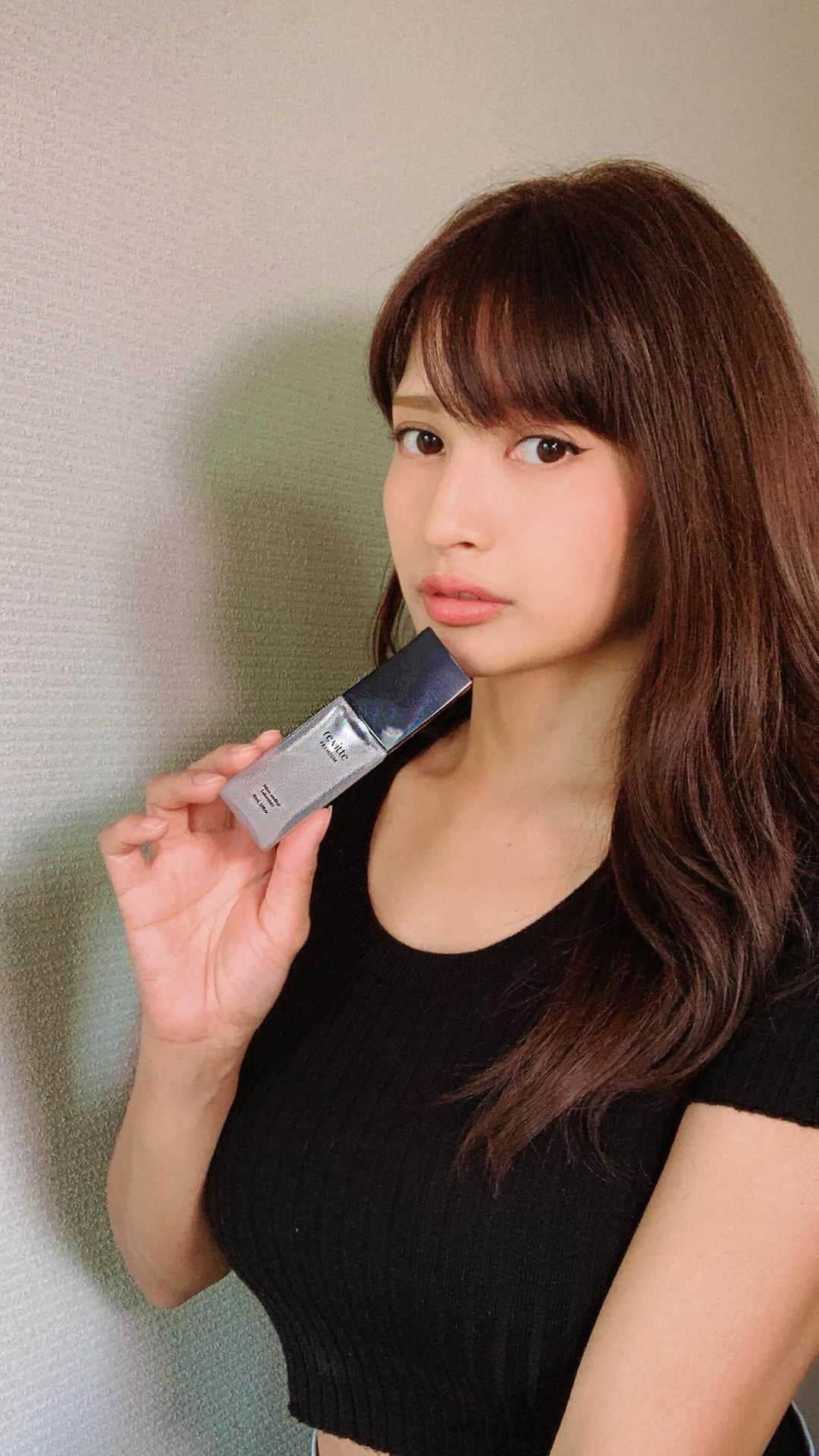 大川真代のインスタグラム：「♡  本当ふしぎ 潤うのにベタつかない😍  Made in Japan beauty hand serum everyone should try✨  #株式会社咲楽 #ハンド美容液 #手の乾燥 #手の保湿 #リビッテプレミアム #潤いケア #ハンドローション #首ケア」