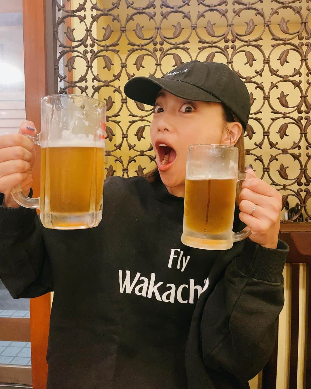 石川あんなさんのインスタグラム写真 - (石川あんなInstagram)「大ジョッキでかぁぁぁあ🍺  初めて行った近所の町焼肉！ 普通の大ジョッキより一回り大きかったです！  タンは特上タンのみ！くぅ！  今年もワカチコトレーナーの時期がやって参りました🫶  #焼肉 #タン塩 #大ジョッキ」10月13日 12時45分 - anna_iskw