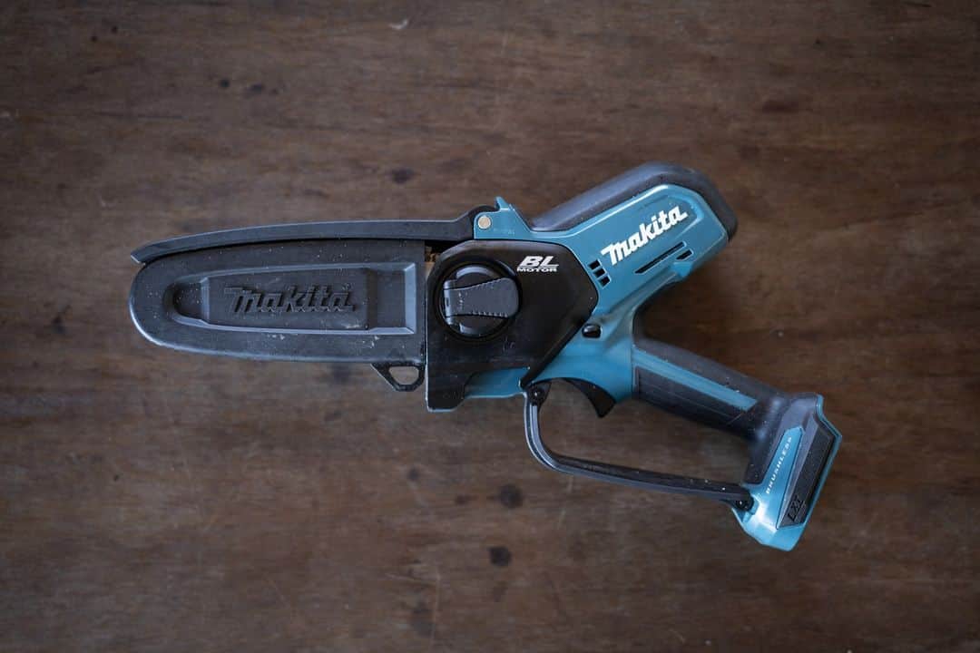 Shinsuke Inoueさんのインスタグラム写真 - (Shinsuke InoueInstagram)「makita's handheld chainsaw MUC101DRG is awesome. Essential tool for country life. If you have confidence in your physical strength, the pole chainsaw MUA251DZ (up to 5m) is also recommended.  #マキタ #makita #マキタ電動工具」10月13日 12時51分 - s_n_k