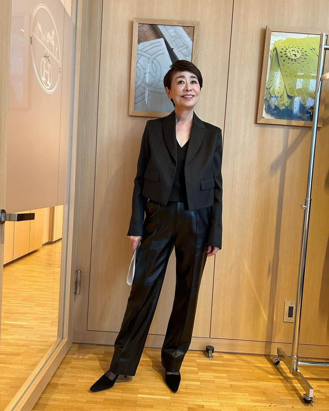安藤優子さんのインスタグラム写真 - (安藤優子Instagram)「HERMESにて。  昨日は、#HERMES JAPONにて仕事でした。  ランタンから着想を得た、銀座のメゾンエルメスの建物には、明るい光がキラキラと溢れていました。  またこのお仕事の詳細はお伝えいたしますね。  #銀座hermes   #フレンチブルドッグ  #安藤優子」10月13日 12時51分 - yukoando0203