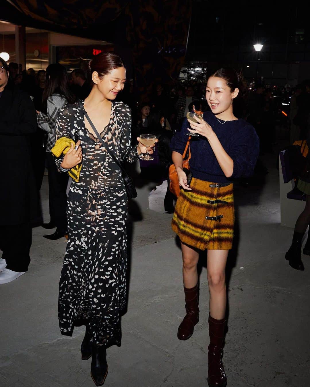 가로수길 , Seoulのインスタグラム：「@burberry  Night 🌕🍸🍹  샴페인 한잔하고 하는 촬영은 📸 최고  #BurberryStreets #버버리성수로즈」