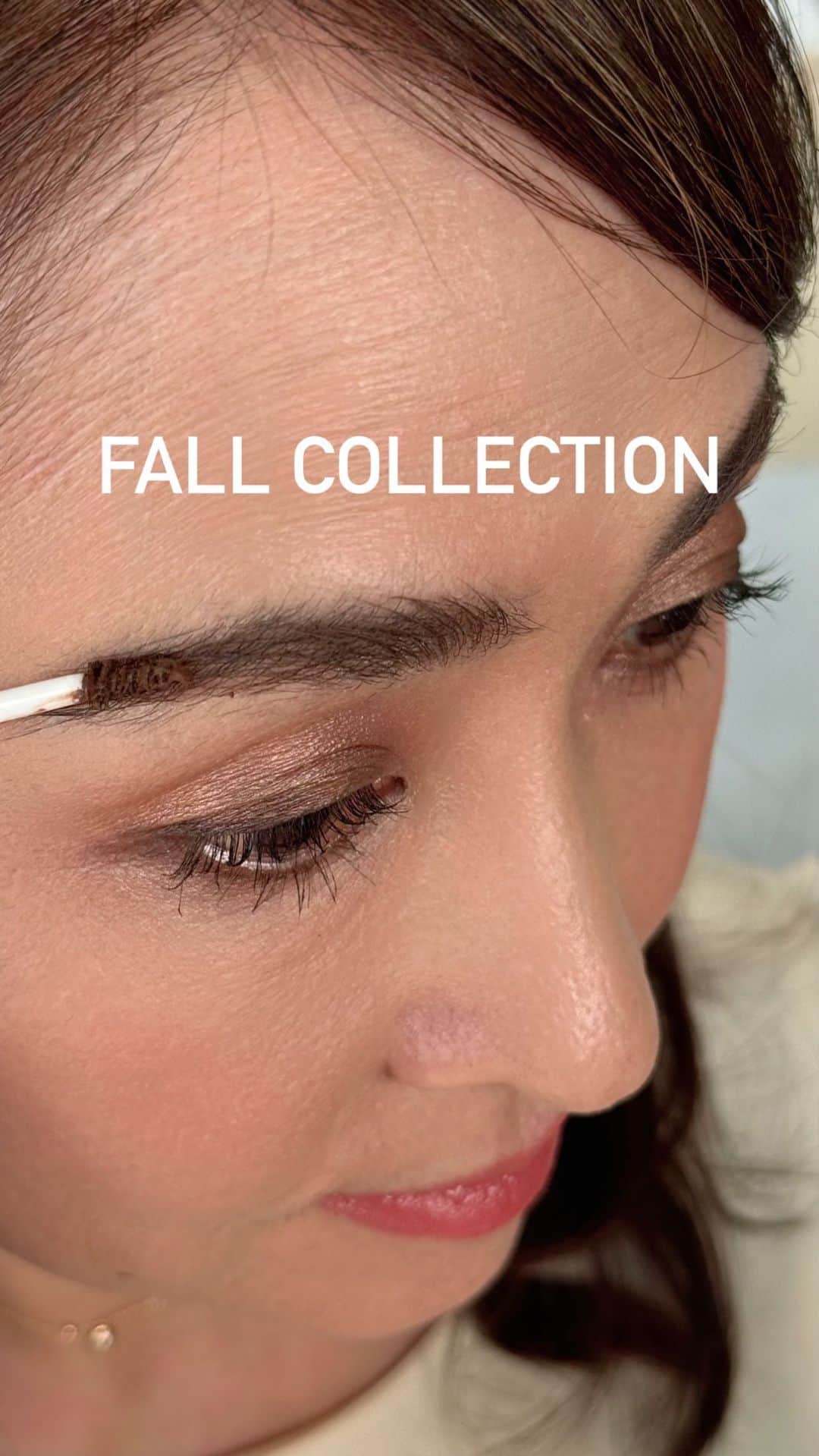 ジェーン・アイルデールのインスタグラム：「【live】fall collection とまつ毛ケア✨ 使いやすいカラーバリエーションのアイシャドウキット・ソーラーフレアと新商品カラーラックスリップスティックをフル活用した2パターンのメイクをご紹介 モデルとしてリバイタラッシュPRの齋藤実那さんにご登場頂きました。美しいまつげ＋アイカラーという最高な組み合わせをご覧ください 齋藤さんありがとうございました🩷」
