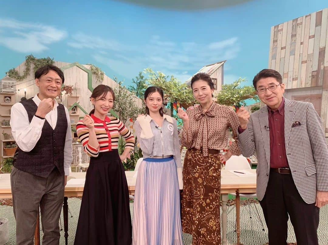 高橋ひとみさんのインスタグラム写真 - (高橋ひとみInstagram)「本日の東海テレビ「スイッチ！」放送後にパチリ📸 SPゲストの桜田ひよりちゃんは 「明日、ママがいない」の時にご一緒して以来の嬉しい再開でした🎵 ひよりちゃんの初の連ドラだったそうでよく覚えていてくれました。 感激💓 明日から始まる土ドラ「あたりのキッチン！」に主演なさっています。 絶対味覚という特殊能力を持っている清美役を演じています。 美味しいお料理もたくさん出てくるそうで楽しみです🎵 #東海テレビ #スイッチ！ #桜田ひより　さん #高井一　アナウンサー #速水里彩　アナウンサー #鈴木翔太　アナウンサー #吉田ジョージ　さん 👗#yukitorii」10月13日 12時57分 - hitomi_momoe