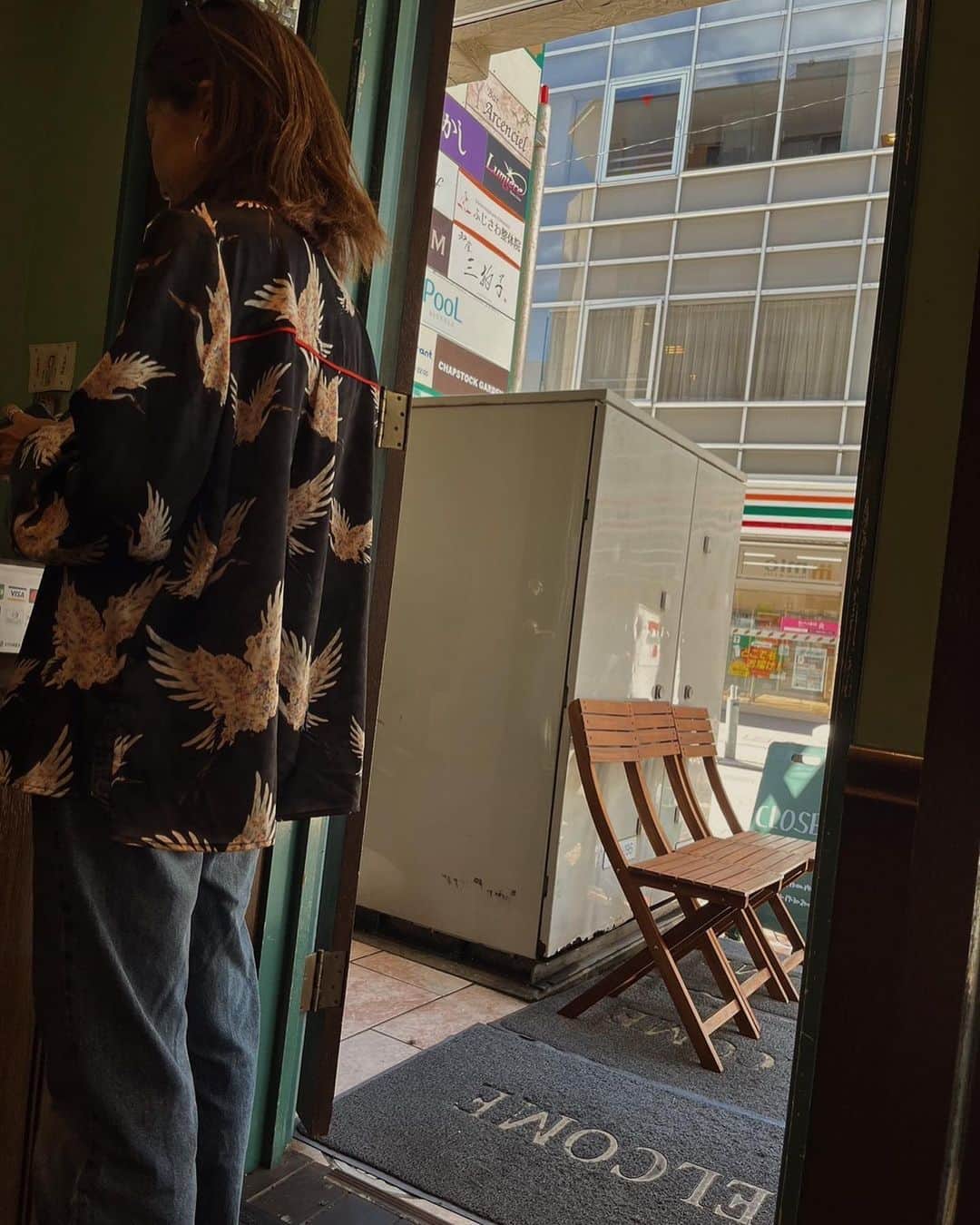 堀舞紀さんのインスタグラム写真 - (堀舞紀Instagram)「💃🏽💃🏽💃🏽  暑いけど  寒いから😩〜  羽織れるものをがさごそ 引っ張り出して着てる〜  着る物に困るなぁ。  #まだビーサン #母親服装 #thaifood  #cheezcake  @chapstock 🍛🧀🥤  ❤️❤️❤️」10月13日 12時59分 - mainohori