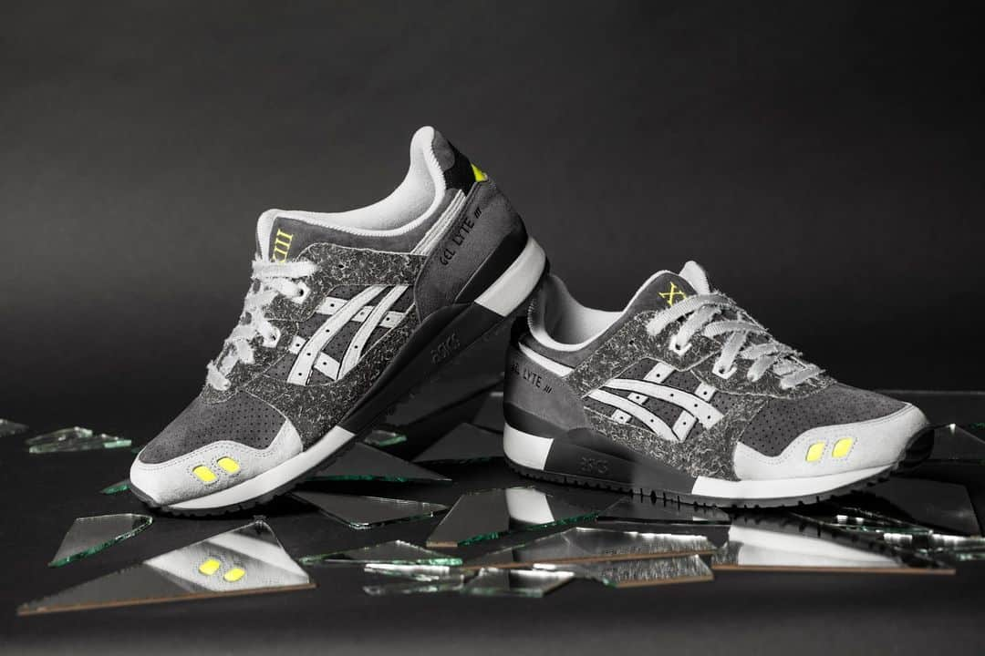 ASICS Tiger JAPANのインスタグラム：「. GEL-LYTE III OG -PHANTOM/MID GREY  IN STORES NOW  [取扱店舗] ・アシックス公式ストア（原宿店・心斎橋店・オンラインストア） ・一部のスポーツスタイル商品取扱店  ハロウィンにまつわるさまざまな迷信からインスピレーションを受け、ASICSのアイコニックなスニーカーGEL-LYTE III OGのディテールに落とし込んだ。GEL-LYTE III OGはベロ部分を縦に大きく2分割したスプリットタンが特徴的で、甲部分を包み込みフィットするため足入れ感が良く、履いている時もベロ部がずれにくい設計となっている。さらに、かかと部にはGELテクノロジーが組み込まれ、衝撃緩衝性と快適な履き心地をサポート。  #GELLYTEIIIOG  #ASICS #ASICSSportStyle  #kicks #sneakers #sneakerhead #sneakerfam #シューズ #スニーカー #ファッション #カジュアル #カジュアルコーデ #ストリートファッション #ジャパスニ #スニーカーヘッズ #ストリートコーデ #コーディネート #スニーカー男子 #スニーカー女子」