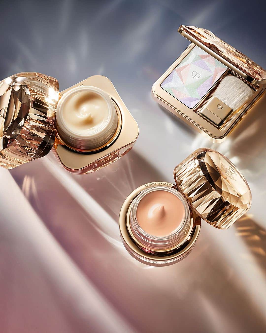 Clé de Peau Beauté Officialのインスタグラム：「Put your best face forward with #TheFoundation, an ultra-luxurious product that combines makeup with skincare. This unique formulation provides flawless coverage from day to night, and is the perfect base for #TheLuminizingFaceEnhancer. For an extra shot of hydration, complete your nighttime routine with #LaCreme 🤍  メイクアップとスキンケアを融合させたクレ・ド・ポー ボーテ #ルフォンドゥタンｎ で、別次元の美しさへと導きます。つけたての輝く美しい仕上がりが１日中*持続し、クレ・ド・ポー ボーテ #ルレオスールデクラ と相性がよく合います。 夜のお手入れにはクレ・ド・ポー ボーテ #ラクレーム （医薬部外品）を🤍  *24 時間化粧持ち（輝きのあるつや・テカリ・ヨレ・色くすみのなさ）データ取得済み」