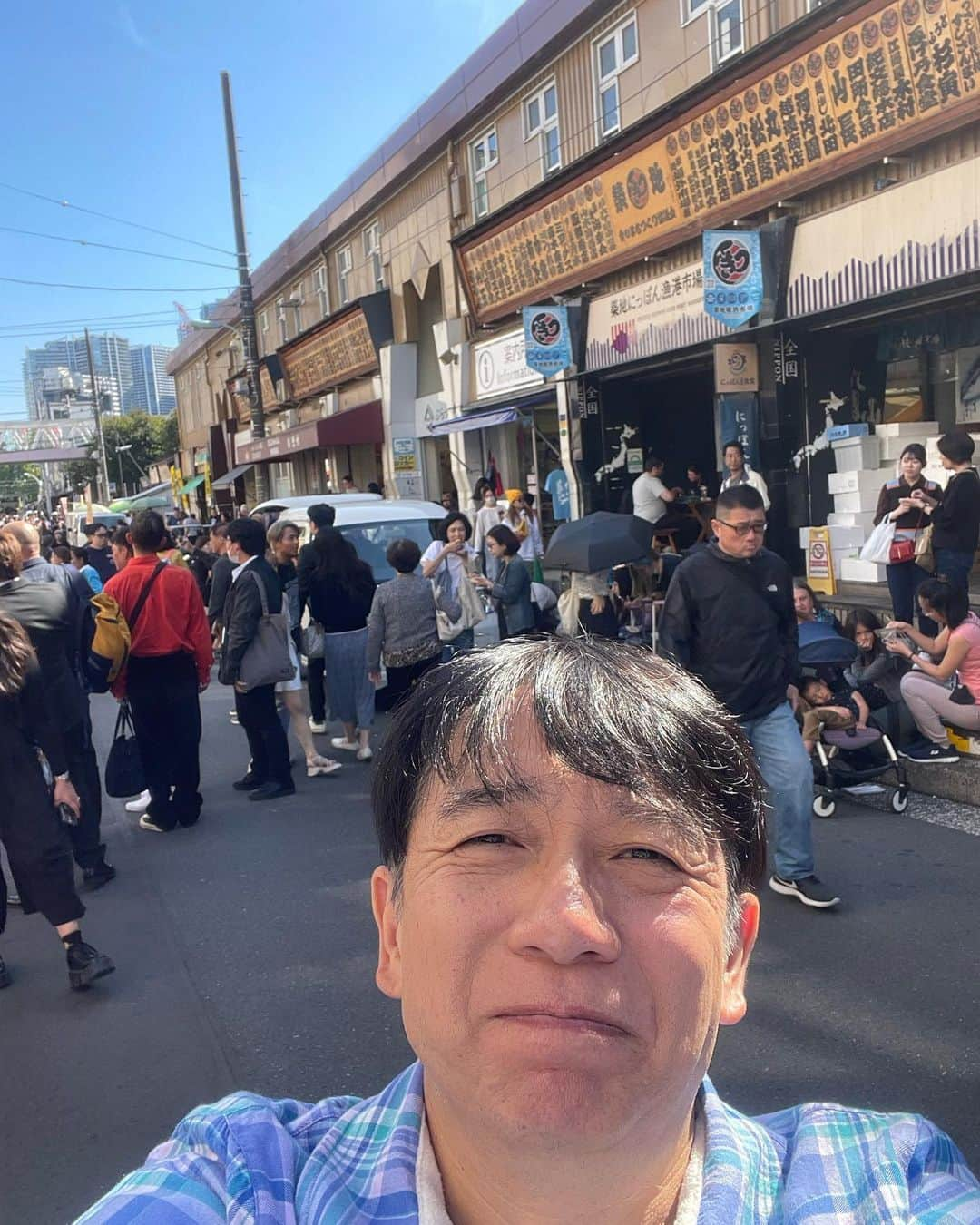 ミスターちんさんのインスタグラム写真 - (ミスターちんInstagram)「築地でロケってま〜す(^O^)／ 10月23日OA予定  #テレビ東京  #よじごじdays  #築地 #観光客#溢れてます」10月13日 13時01分 - mr_chin_official