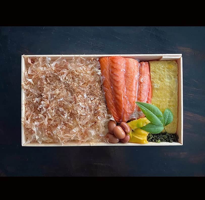 後藤しおりのインスタグラム：「今日は常連様の現場へ土鍋ごはん弁当・七寸、八寸、ぼだっこ海苔弁当の出荷でした。写真はふわふわ煎りたて鰹節のぼだっこ海苔弁当。尾に近い部分は副菜1品多めです。ほっぺの部分、腹身、背、尾、皆さんそれぞれ楽しんで下さっているようで嬉しいです。土鍋ごはん弁当・八寸はたまたまクリスマスカラーになりました。午後もお仕事頑張れますように。」
