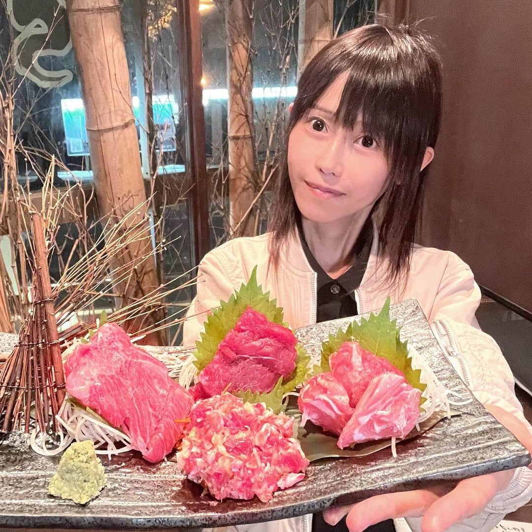 おごせ綾のインスタグラム：「鉄板・炭焼ダイニング Sei けやき通り店さん🐳🐳  お刺身は岩舟漁港から夕方仕入れたばかりの超新鮮な物がいただけます🤤🤤  この日は一頭から4人前しかとれないという、激レアなまぐろの頭の盛り合わせをいただくことができて超ラッキー😋✨  …本当美味しかった🤤  seiさん種類豊富で他にも紹介したい物がたくさんあって行く度に本当わくわくします！ 他のお料理もオススメたくさんあるので徐々に上げていきますね✨✨ 黙食にいがたさんからも後日動画が上がります☺️  @seikeyakiten_  @mokushokuniigata  #sei  #お刺身 #グルメ #新潟」