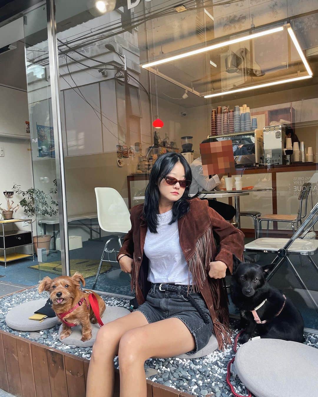 ヒョニ・カンのインスタグラム：「🩶🖤💙🩵🩵🤎🤍」
