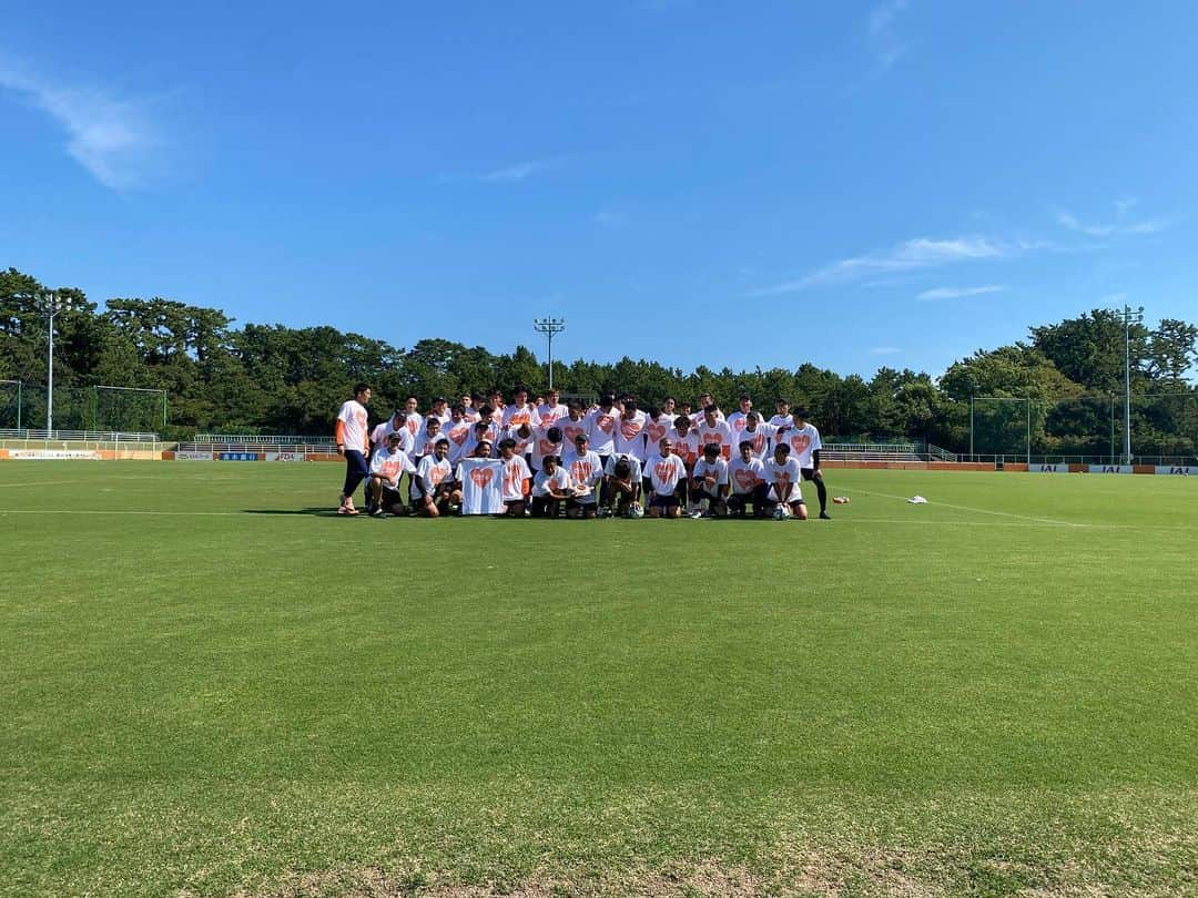 太田吉彰さんのインスタグラム写真 - (太田吉彰Instagram)「清水エスパルス練習取材⚽️   SBSテレビ みなスポ　  清水エスパルスの練習取材に行ってきました。  秋葉監督・乾貴士選手・吉田豊選手にインタビュー をさせていただきました。  秋葉監督お誕生日おめでとうございます。  明日のみなスポ（16時30分〜17時）放送予定です。 ぜひご覧ください。  監督、選手、スタッフ、関係者の皆様ありがとうございました。  #清水エスパルス #SBS  #静岡放送　#みなスポ　#三保グラウンド」10月13日 13時12分 - yoshiakiohta09