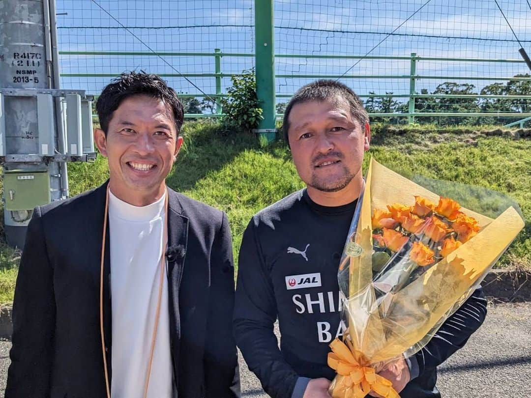 太田吉彰さんのインスタグラム写真 - (太田吉彰Instagram)「清水エスパルス練習取材⚽️   SBSテレビ みなスポ　  清水エスパルスの練習取材に行ってきました。  秋葉監督・乾貴士選手・吉田豊選手にインタビュー をさせていただきました。  秋葉監督お誕生日おめでとうございます。  明日のみなスポ（16時30分〜17時）放送予定です。 ぜひご覧ください。  監督、選手、スタッフ、関係者の皆様ありがとうございました。  #清水エスパルス #SBS  #静岡放送　#みなスポ　#三保グラウンド」10月13日 13時12分 - yoshiakiohta09