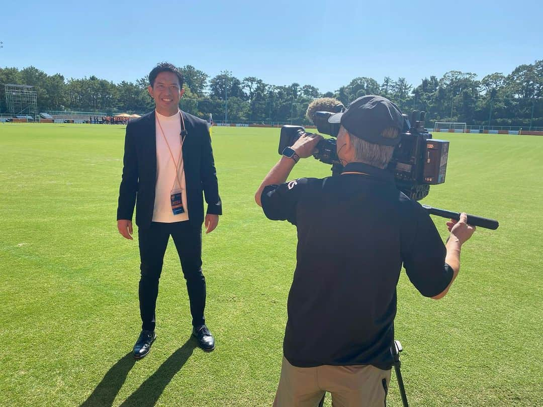 太田吉彰のインスタグラム：「清水エスパルス練習取材⚽️   SBSテレビ みなスポ　  清水エスパルスの練習取材に行ってきました。  秋葉監督・乾貴士選手・吉田豊選手にインタビュー をさせていただきました。  秋葉監督お誕生日おめでとうございます。  明日のみなスポ（16時30分〜17時）放送予定です。 ぜひご覧ください。  監督、選手、スタッフ、関係者の皆様ありがとうございました。  #清水エスパルス #SBS  #静岡放送　#みなスポ　#三保グラウンド」