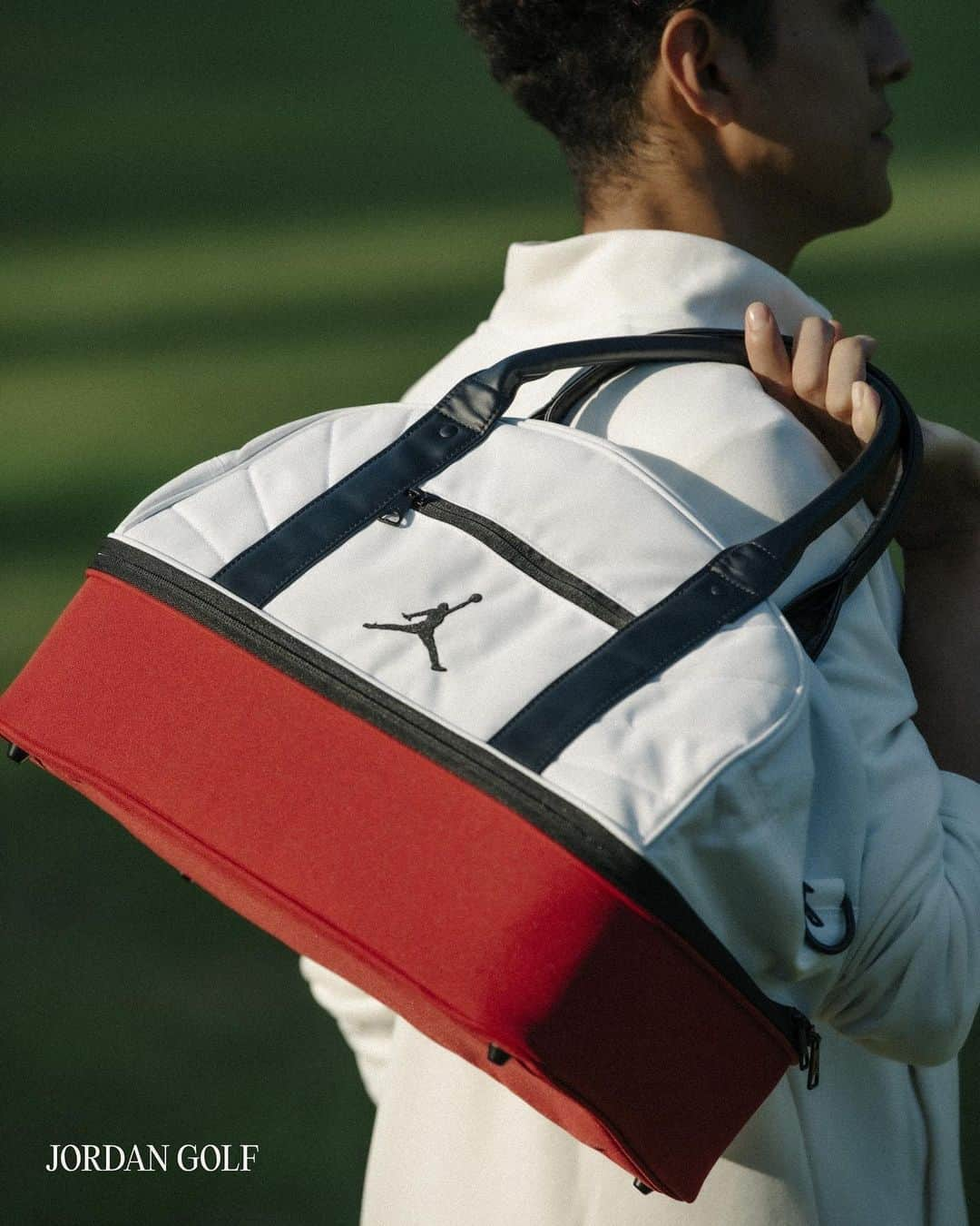 アトモスさんのインスタグラム写真 - (アトモスInstagram)「.  この度、TOKYO 23からJORDAN GOLF COLLECTIONが登場。 ”バスケの神様”と呼ばれるマイケル・ジョーダンがゴルフ愛好家だったこともあり展開があったJORDAN GOLF。そんなJORDANのGOLFラインが今回、TOKYO 23での取り扱いを開始。ストリートでも人気を博しているAIR JORADAN 1 LOWやAIR JORDAN 6から最高レベルのゴルフテクノロジーを融合したモデルや、歴代のAIR JORDANシリーズのモチーフを落とし込んだストリートテイストがポイントのアパレルが登場。“着て、行って、帰れる”という三拍子のユーティリティの高さが魅力の本コレクション。スニーカーとアパレルの他にもグローブ、ゴルフバックなど充実のラインナップとなっております。初心者も愛好家の方もお見逃しのないように。 そして今回、本コレクションの発売を記念し、発売日である10月20日(金)より「 TOYKO23 GOLF CLUB 」と題したPOP-UPを開催。期間限定のラテアートや、バスケとゴルフを融合させたスペシャルコンテンツもご用意。さらに、コンテンツにチャレンジした方にはここだけのスペシャルギフトもご用意しております。 本商品は、10月14日(土)よりatmos-tokyo.comにて抽選受付開始。10月20日(月)よりTOKYO 23、atmosオンラインにて発売致します。  JORDAN GOLF COLLECTION is now available at TOKYO 23. JORDAN GOLF has been developed since Michael Jordan, the "God of Basketball," was a golf enthusiast, and TOKYO 23 will now carry JORDAN's GOLF line. The new line features models that fuse the highest level of golf technology from the AIR JOORDAN 1 LOW and AIR JORDAN 6, which are also popular on the streets, as well as apparel with a street taste that incorporates motifs from previous AIR JORDAN series. This collection is attractive for its threefold utility: "wear it, go it, and go home. In addition to sneakers and apparel, the lineup also includes gloves, golf bags, and more. Don't miss out on this collection, whether you are a beginner or an enthusiast. To celebrate the release of this collection, a POP-UP titled "TOYKO23 GOLF CLUB" will be held from October 20 (Fri.), the release date of this collection. Special contents that fuse basketball and golf will be available, as well as limited-time latte art. In addition, a special gift will be offered to those who challenge the contents. The lottery will begin on October 14 (Sat) at atmos-tokyo.com, and the shoes will go on sale on October 20 (Mon) at TOKYO 23 and atmos online.  #atmos #tokyo23 #jordangolf #jordan」10月13日 13時09分 - atmos_japan