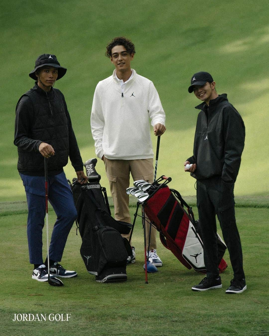 アトモスさんのインスタグラム写真 - (アトモスInstagram)「.  この度、TOKYO 23からJORDAN GOLF COLLECTIONが登場。 ”バスケの神様”と呼ばれるマイケル・ジョーダンがゴルフ愛好家だったこともあり展開があったJORDAN GOLF。そんなJORDANのGOLFラインが今回、TOKYO 23での取り扱いを開始。ストリートでも人気を博しているAIR JORADAN 1 LOWやAIR JORDAN 6から最高レベルのゴルフテクノロジーを融合したモデルや、歴代のAIR JORDANシリーズのモチーフを落とし込んだストリートテイストがポイントのアパレルが登場。“着て、行って、帰れる”という三拍子のユーティリティの高さが魅力の本コレクション。スニーカーとアパレルの他にもグローブ、ゴルフバックなど充実のラインナップとなっております。初心者も愛好家の方もお見逃しのないように。 そして今回、本コレクションの発売を記念し、発売日である10月20日(金)より「 TOYKO23 GOLF CLUB 」と題したPOP-UPを開催。期間限定のラテアートや、バスケとゴルフを融合させたスペシャルコンテンツもご用意。さらに、コンテンツにチャレンジした方にはここだけのスペシャルギフトもご用意しております。 本商品は、10月14日(土)よりatmos-tokyo.comにて抽選受付開始。10月20日(月)よりTOKYO 23、atmosオンラインにて発売致します。  JORDAN GOLF COLLECTION is now available at TOKYO 23. JORDAN GOLF has been developed since Michael Jordan, the "God of Basketball," was a golf enthusiast, and TOKYO 23 will now carry JORDAN's GOLF line. The new line features models that fuse the highest level of golf technology from the AIR JOORDAN 1 LOW and AIR JORDAN 6, which are also popular on the streets, as well as apparel with a street taste that incorporates motifs from previous AIR JORDAN series. This collection is attractive for its threefold utility: "wear it, go it, and go home. In addition to sneakers and apparel, the lineup also includes gloves, golf bags, and more. Don't miss out on this collection, whether you are a beginner or an enthusiast. To celebrate the release of this collection, a POP-UP titled "TOYKO23 GOLF CLUB" will be held from October 20 (Fri.), the release date of this collection. Special contents that fuse basketball and golf will be available, as well as limited-time latte art. In addition, a special gift will be offered to those who challenge the contents. The lottery will begin on October 14 (Sat) at atmos-tokyo.com, and the shoes will go on sale on October 20 (Mon) at TOKYO 23 and atmos online.  #atmos #tokyo23 #jordangolf #jordan」10月13日 13時09分 - atmos_japan