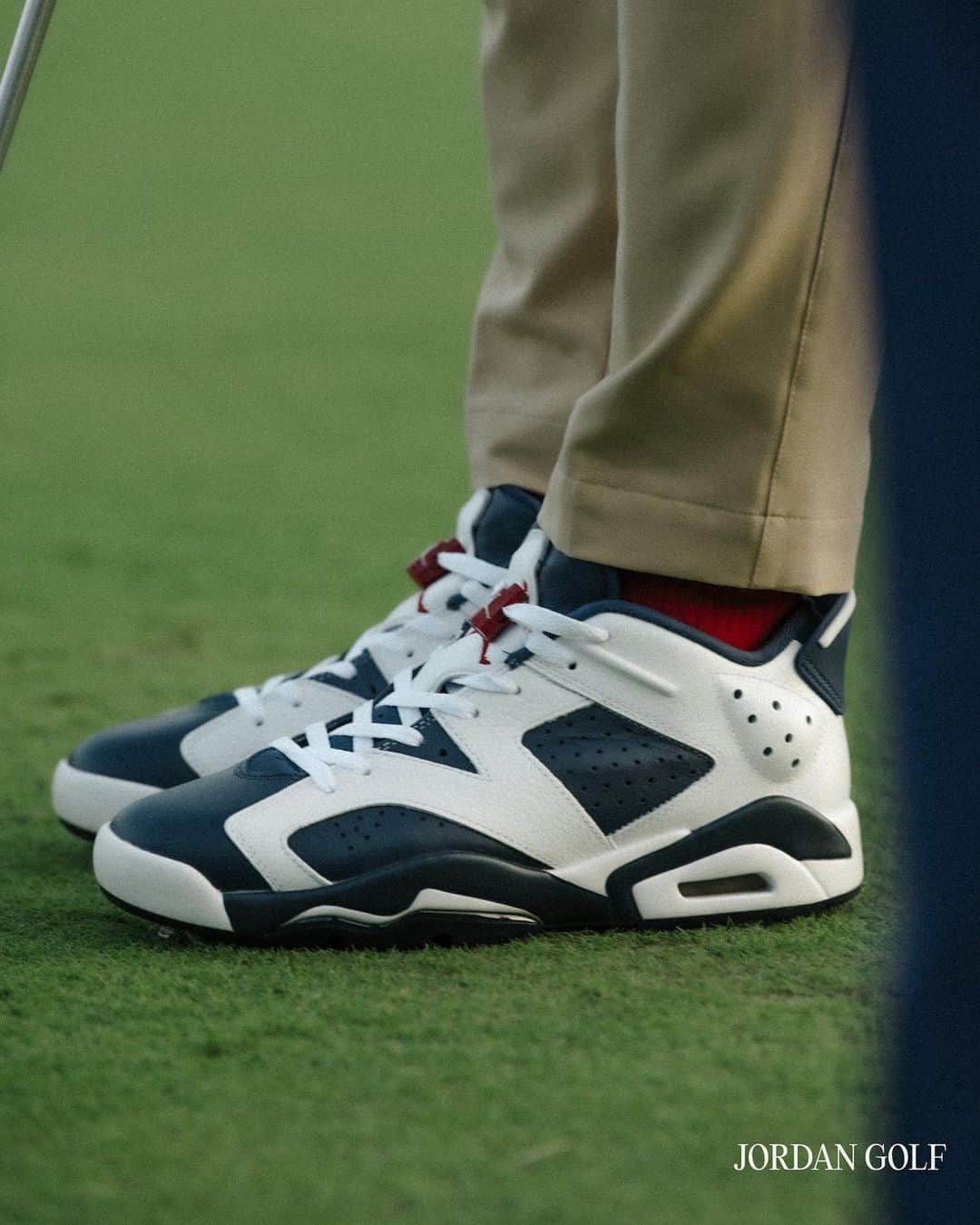 アトモスさんのインスタグラム写真 - (アトモスInstagram)「.  この度、TOKYO 23からJORDAN GOLF COLLECTIONが登場。 ”バスケの神様”と呼ばれるマイケル・ジョーダンがゴルフ愛好家だったこともあり展開があったJORDAN GOLF。そんなJORDANのGOLFラインが今回、TOKYO 23での取り扱いを開始。ストリートでも人気を博しているAIR JORADAN 1 LOWやAIR JORDAN 6から最高レベルのゴルフテクノロジーを融合したモデルや、歴代のAIR JORDANシリーズのモチーフを落とし込んだストリートテイストがポイントのアパレルが登場。“着て、行って、帰れる”という三拍子のユーティリティの高さが魅力の本コレクション。スニーカーとアパレルの他にもグローブ、ゴルフバックなど充実のラインナップとなっております。初心者も愛好家の方もお見逃しのないように。 そして今回、本コレクションの発売を記念し、発売日である10月20日(金)より「 TOYKO23 GOLF CLUB 」と題したPOP-UPを開催。期間限定のラテアートや、バスケとゴルフを融合させたスペシャルコンテンツもご用意。さらに、コンテンツにチャレンジした方にはここだけのスペシャルギフトもご用意しております。 本商品は、10月14日(土)よりatmos-tokyo.comにて抽選受付開始。10月20日(月)よりTOKYO 23、atmosオンラインにて発売致します。  JORDAN GOLF COLLECTION is now available at TOKYO 23. JORDAN GOLF has been developed since Michael Jordan, the "God of Basketball," was a golf enthusiast, and TOKYO 23 will now carry JORDAN's GOLF line. The new line features models that fuse the highest level of golf technology from the AIR JOORDAN 1 LOW and AIR JORDAN 6, which are also popular on the streets, as well as apparel with a street taste that incorporates motifs from previous AIR JORDAN series. This collection is attractive for its threefold utility: "wear it, go it, and go home. In addition to sneakers and apparel, the lineup also includes gloves, golf bags, and more. Don't miss out on this collection, whether you are a beginner or an enthusiast. To celebrate the release of this collection, a POP-UP titled "TOYKO23 GOLF CLUB" will be held from October 20 (Fri.), the release date of this collection. Special contents that fuse basketball and golf will be available, as well as limited-time latte art. In addition, a special gift will be offered to those who challenge the contents. The lottery will begin on October 14 (Sat) at atmos-tokyo.com, and the shoes will go on sale on October 20 (Mon) at TOKYO 23 and atmos online.  #atmos #tokyo23 #jordangolf #jordan」10月13日 13時09分 - atmos_japan