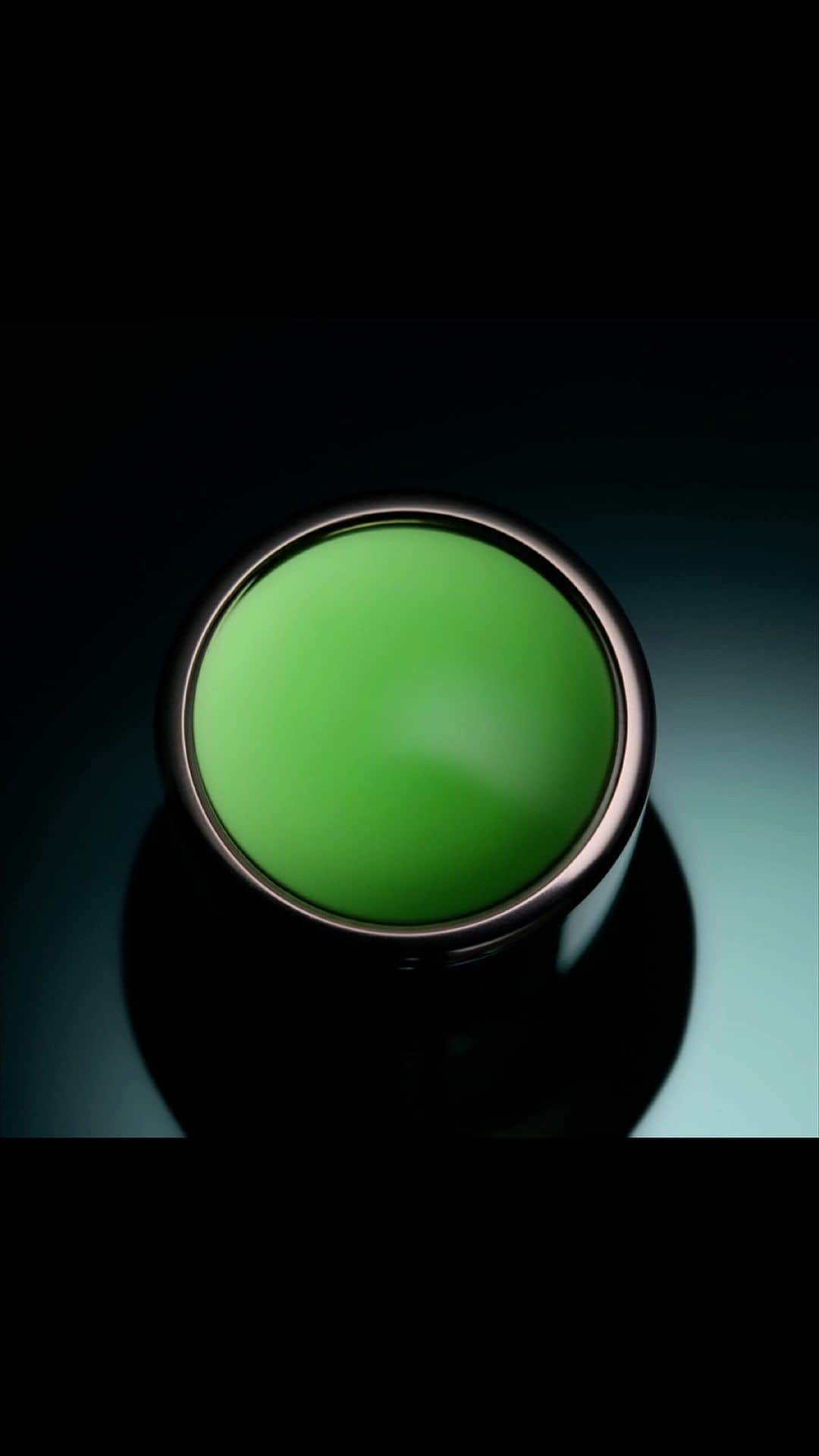 ドゥラメールのインスタグラム：「Amplify volume for a firmer, more lifted look. With The NEW Lifting Firming Serum, 92% said skin’s fullness and volume appear restored.*  #LaMer #LaMerSkincare #LaMerLiftingFirmingSerum *Sensory testing on 168 women after using product for 4 weeks, twice daily.」