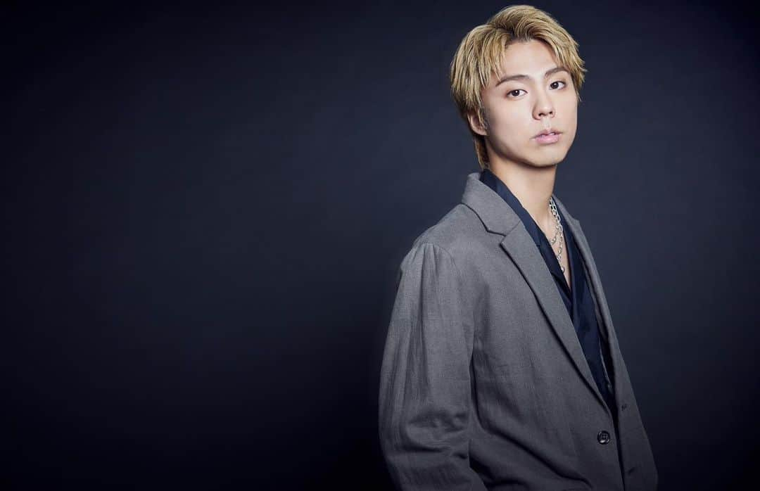 小野塚勇人のインスタグラム：「EXILE TRIBE MAGAZINEにて、10月15日上演の朗読劇『Nのために』と、11月18日上演のミステリ・ミュージカル『ルームメイトと謎解きを』について語ってます！  どちらもお楽しみに！☺️  #朗読劇 #Nのために #舞台 #ルームメイトと謎解きを #小野塚勇人 #exiletribemagazine」