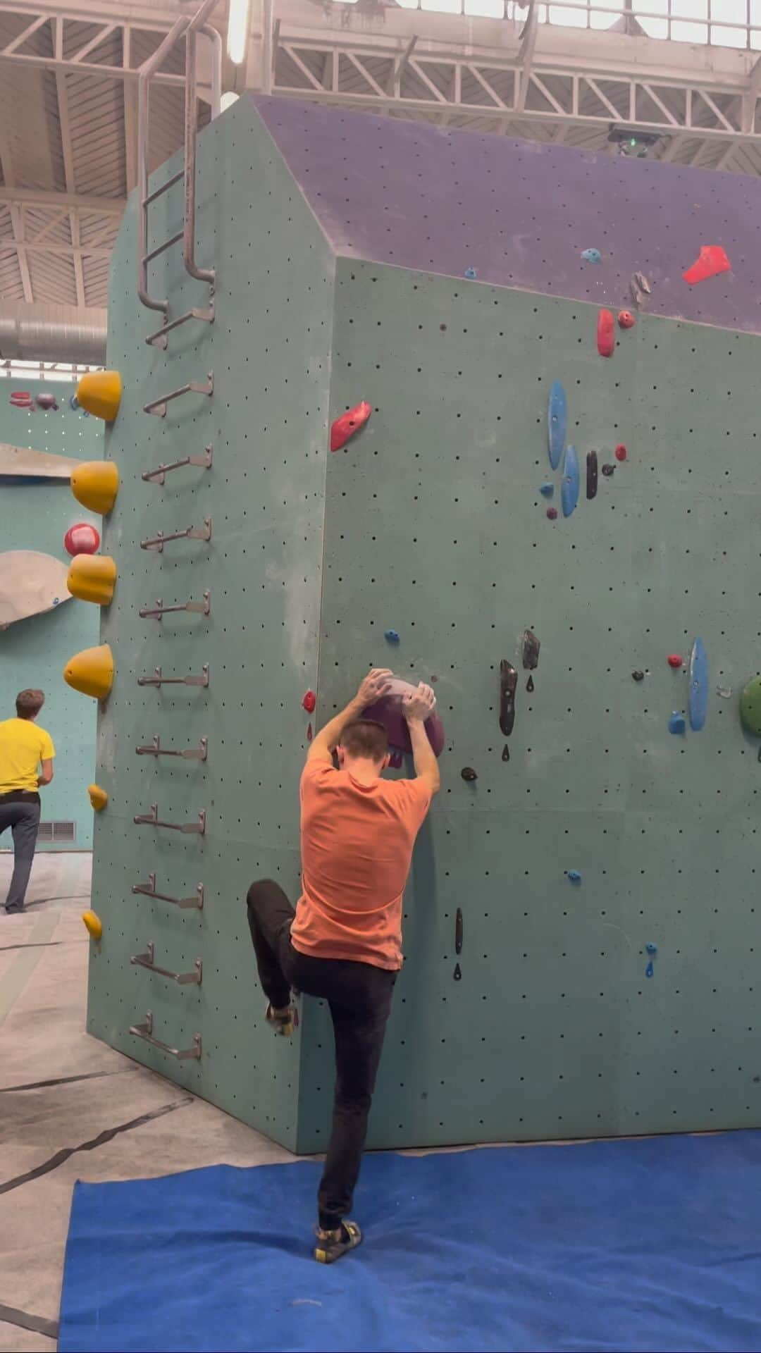 ジェレミー・ボンダーのインスタグラム：「Le bloc pépite de mon collège @pierrefontn 🟣🛠️🔥  #arkose #arkoseheroes #lasportiva #beal #snapclimbing #ffmeoccitanie」