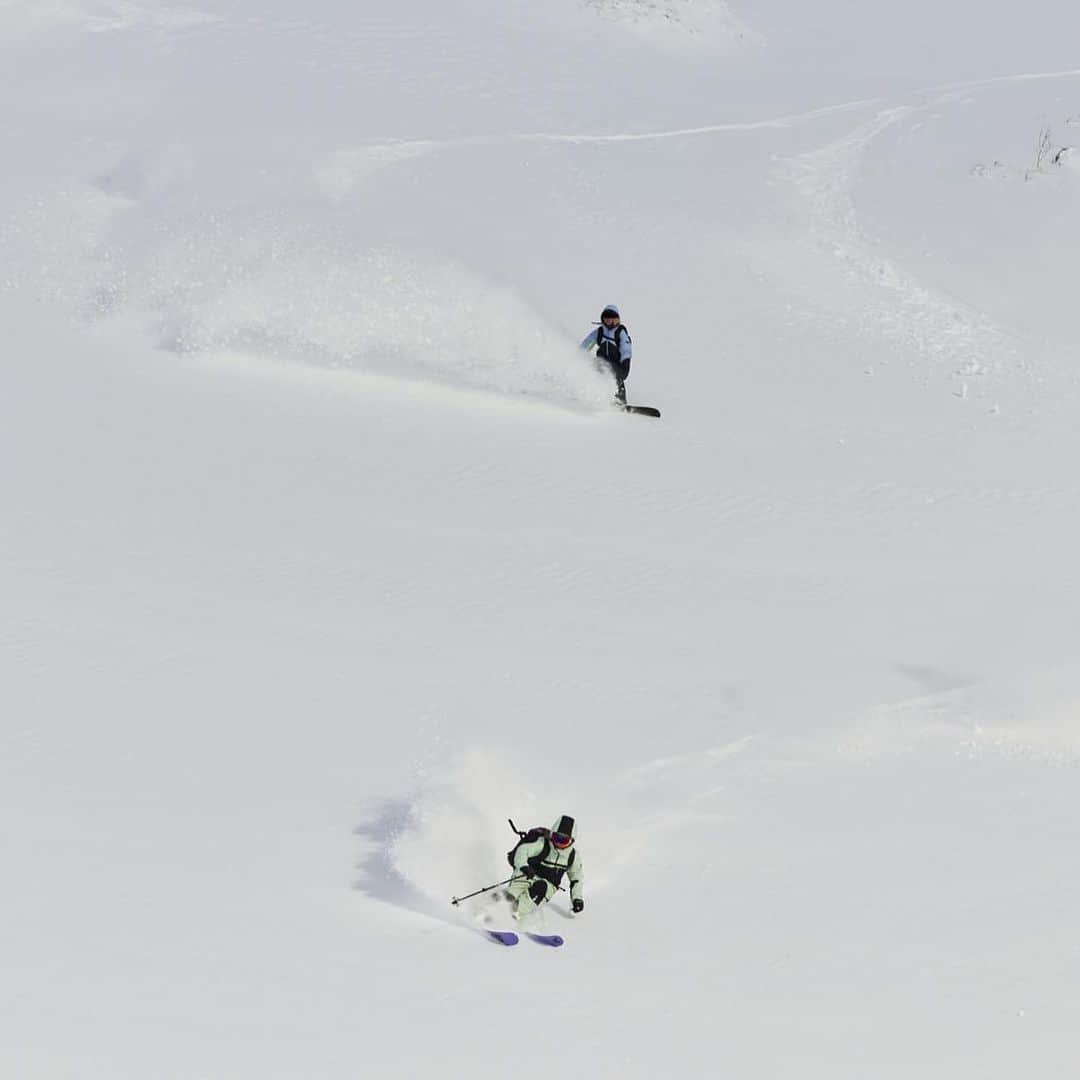 岩垂かれんさんのインスタグラム写真 - (岩垂かれんInstagram)「📍Asahidake, Japan.  What goes up, must come down, @reimikusunoki & @kareniwadare prep for a day of ski touring in the new Boundless Snow Collection.」10月14日 0時07分 - kareniwadare