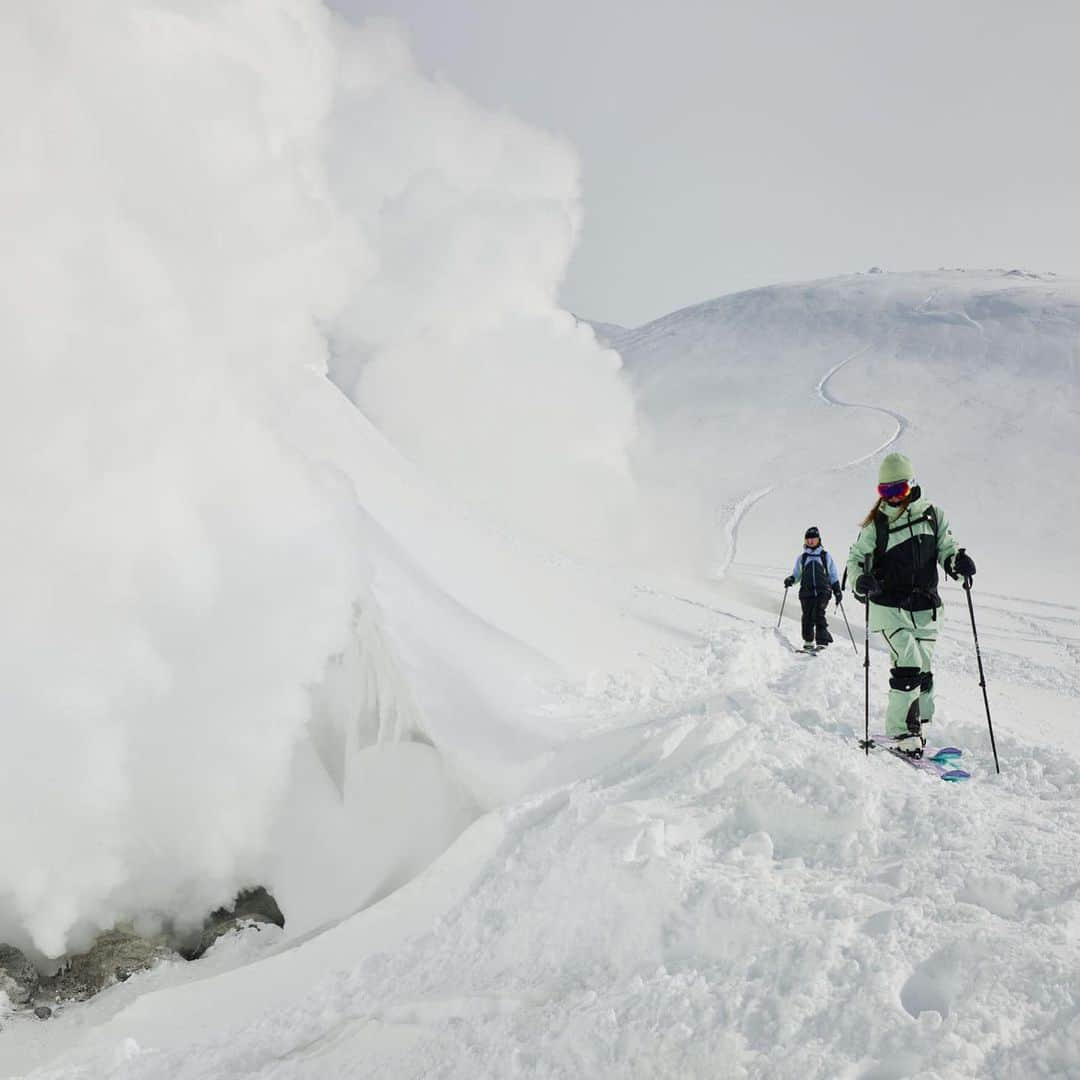 岩垂かれんさんのインスタグラム写真 - (岩垂かれんInstagram)「📍Asahidake, Japan.  What goes up, must come down, @reimikusunoki & @kareniwadare prep for a day of ski touring in the new Boundless Snow Collection.」10月14日 0時07分 - kareniwadare