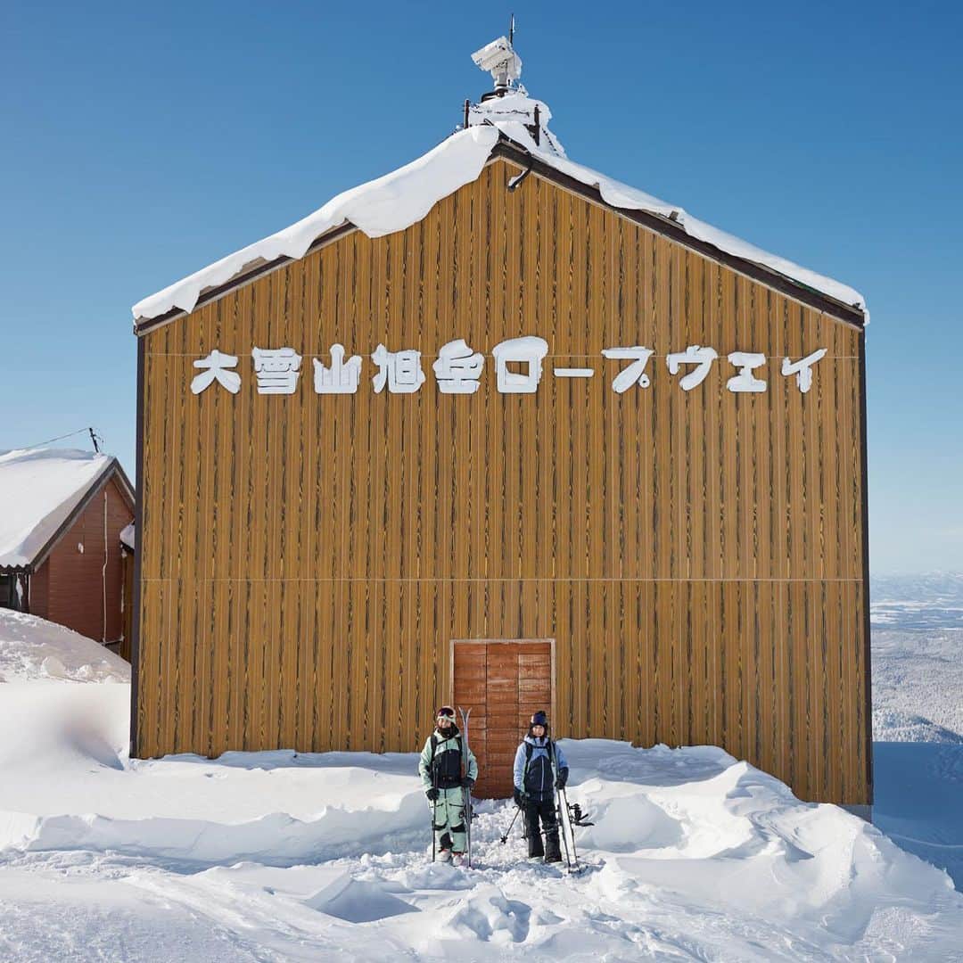 岩垂かれんさんのインスタグラム写真 - (岩垂かれんInstagram)「📍Asahidake, Japan.  What goes up, must come down, @reimikusunoki & @kareniwadare prep for a day of ski touring in the new Boundless Snow Collection.」10月14日 0時07分 - kareniwadare