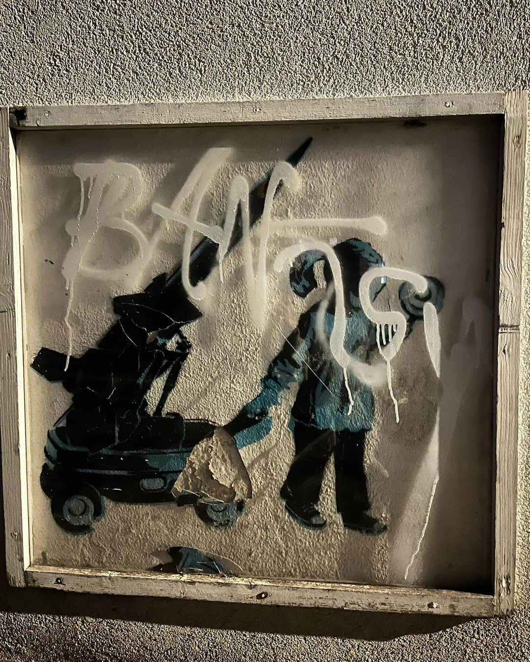 ユリ さんのインスタグラム写真 - (ユリ Instagram)「걷다가 🌌  #Banksy #london 📸@dalsuhadid」10月13日 22時34分 - yulyulk