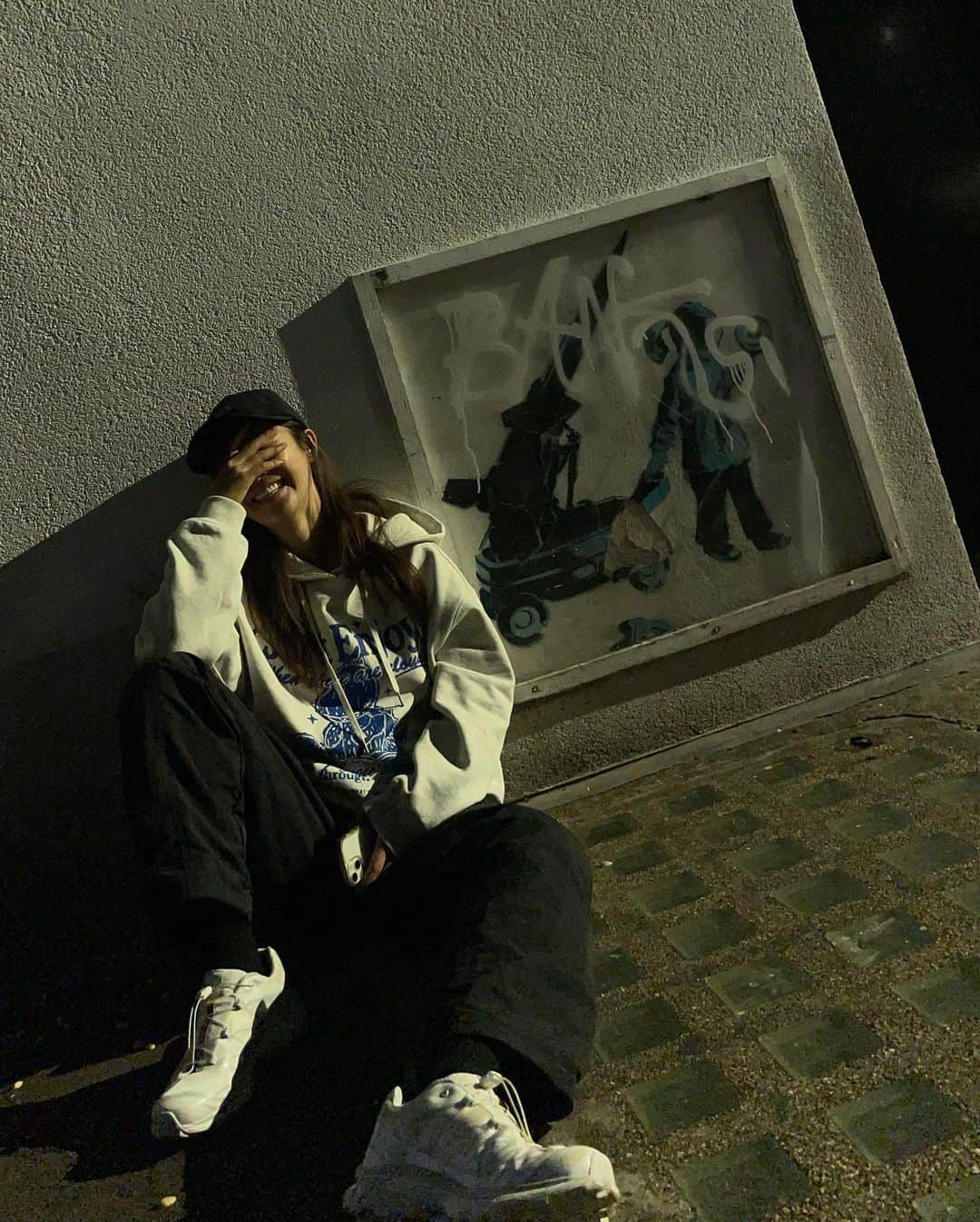 ユリ さんのインスタグラム写真 - (ユリ Instagram)「걷다가 🌌  #Banksy #london 📸@dalsuhadid」10月13日 22時34分 - yulyulk