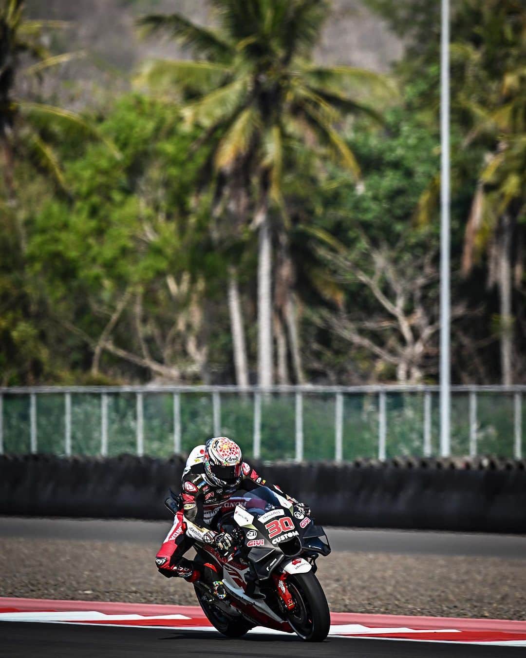 中上貴晶さんのインスタグラム写真 - (中上貴晶Instagram)「Day 1 completed ☑️ We will work hard to improve! 💪🏼  #IndonesianGP #MotoGP #PinjamDuluSeratus」10月13日 22時35分 - takanakagami