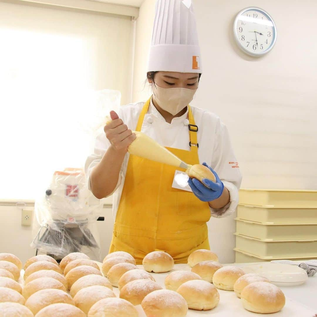 神戸製菓専門学校（公式）さんのインスタグラム写真 - (神戸製菓専門学校（公式）Instagram)「🍞製パン本科(昼1年制)🍞 後期に入って、1日で作るパンがすごいことになってます‼️‼️🫨  #ハード食パン #シチューパン #サルサソースパン #クリームパン #さつまいもデニッシュ #ブルーベリーデニッシュ #モンブランデニッシュ #フランスパン  もちろん生地作りから❗️ 1年間で160種類以上の豊富なパンを学べるのは 神戸製菓の製パン本科ならでは😘  10月28日＆29日の学園祭に向けて 皆様に買いたいと思っていただけるようなパン 食べて満足していただけるようなパンを 提供できるように、学生たちも頑張っています❗️🍞  10:00〜15:00で自由にご来場いただけますので 10月28日＆29日はぜひ神戸製菓へお越しください✨ 人気のパンはすぐに売り切れてしまいますのでお早めに🎵☺️  #神戸製菓 #神戸製菓専門学校 #製パン本科 #学園祭 #パン #パン作り #パン屋 #パン屋さん #パン活 #神戸パン #三ノ宮 #神戸 #食パン #デニッシュ #さつまいも #モンブラン #製菓専門学校 #pattistagram2023」10月13日 22時35分 - kobeseika_info