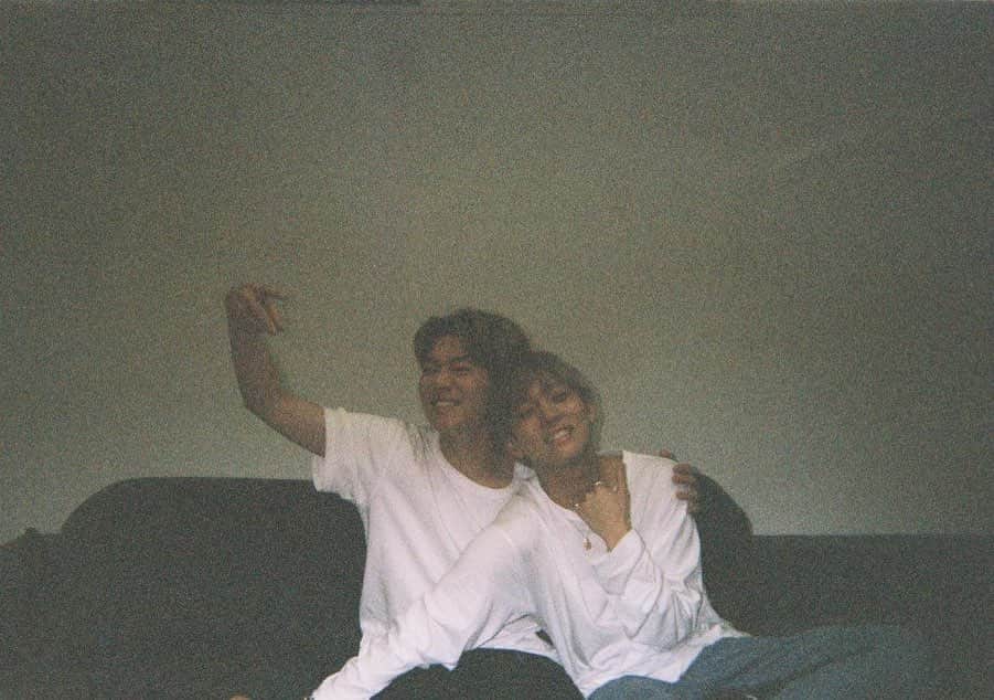 のインスタグラム：「モロお誕生日おめでとう！  いてくれてありがとう！  一緒のグループになってから数えきれないほどそう思いました！  いつも助けてくれてありがとう！  そして今回は友達同士でしか分からない笑いの共有を動画でお届けします。 これを見て笑ったあなたは今日から友達です。よろしくお願いします。  #本人がアカウント持ってないので #大量投下」
