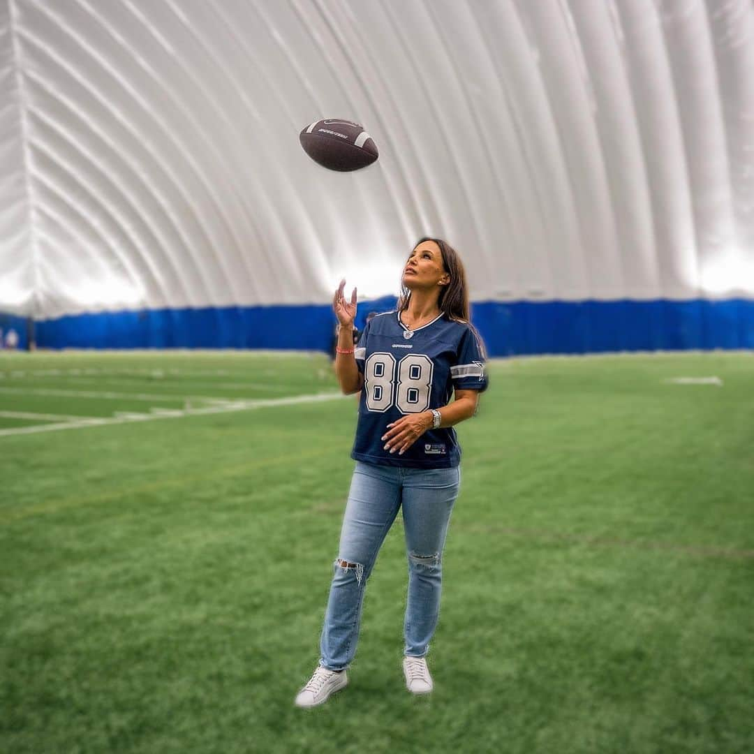 リサ・アンさんのインスタグラム写真 - (リサ・アンInstagram)「It’s Fantasy Football Friday 🏈 follow along my radio tour!   9:40a et: @sportsradio610  10:05a et: @tma_stl  12:30p et: @espnchattanooga  2:10p et: @953wdae   #fantasyfootballfridays #sportsradio #thereallisaann」10月13日 22時36分 - thereallisaann