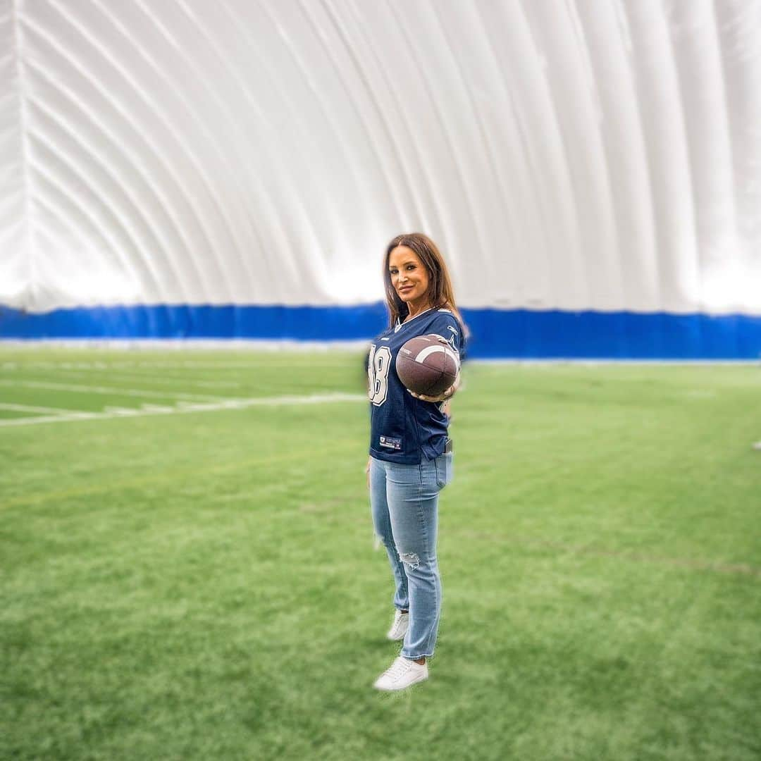 リサ・アンさんのインスタグラム写真 - (リサ・アンInstagram)「It’s Fantasy Football Friday 🏈 follow along my radio tour!   9:40a et: @sportsradio610  10:05a et: @tma_stl  12:30p et: @espnchattanooga  2:10p et: @953wdae   #fantasyfootballfridays #sportsradio #thereallisaann」10月13日 22時36分 - thereallisaann