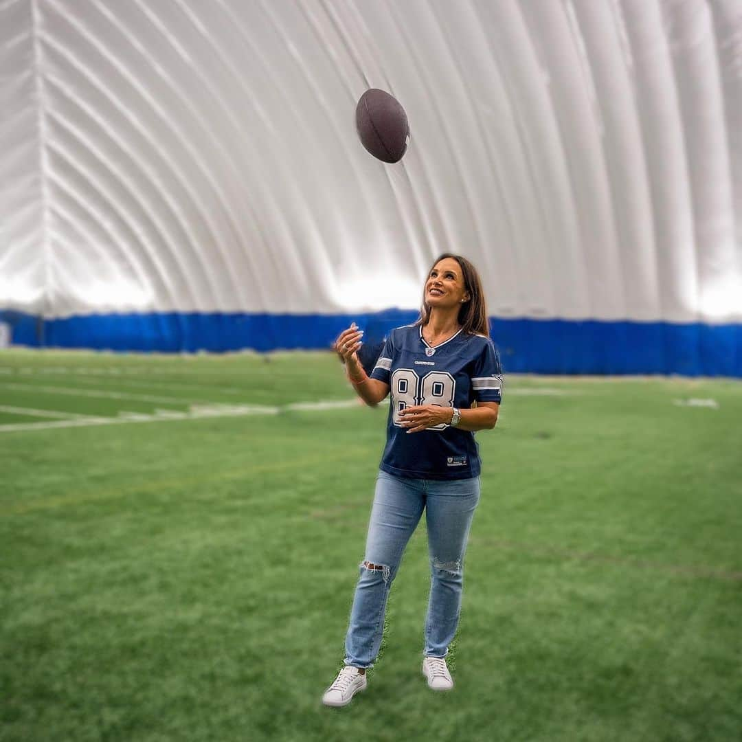 リサ・アンさんのインスタグラム写真 - (リサ・アンInstagram)「It’s Fantasy Football Friday 🏈 follow along my radio tour!   9:40a et: @sportsradio610  10:05a et: @tma_stl  12:30p et: @espnchattanooga  2:10p et: @953wdae   #fantasyfootballfridays #sportsradio #thereallisaann」10月13日 22時36分 - thereallisaann