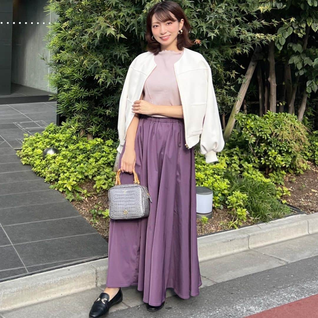 筧沙奈恵のインスタグラム：「purple×grey💜🩶 ・ 秋らしい葡萄カラーのスカートが主役のコーデ🍇 ・ トップスはピンクでグラデーションにしてみました😌 ・ 急に涼しくなってきて、秋のアウターが楽しめるようになって嬉しい🍁 ・ outer @anayi_official  skirt @akte_official  bag @metrocity.japan  shoes @zara  ・ #ママコーデ　#ママファッション　 #イエベ秋　#イエベ秋コーデ　#骨格ナチュラル　#骨格クラシックコーデ　#骨格ナチュラルコーデ　#顔タイプアクティブキュート　#顔タイプアクティブキュートコーデ　#秋コーデ　#秋コーデ2023 #顔タイプ診断　#顔タイプ診断東京」