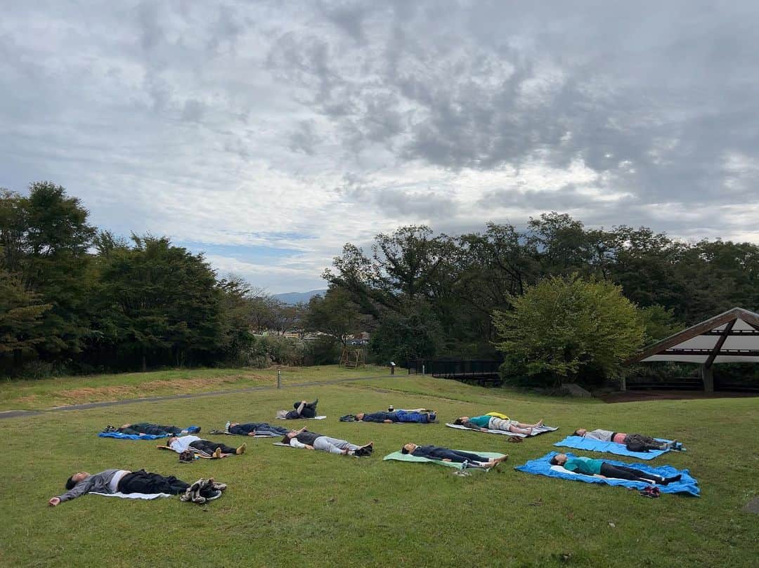 児玉美保さんのインスタグラム写真 - (児玉美保Instagram)「先日『Zen2.0主催マインドフルリトリート@富士山麓』が行われて、 Zen2.0スタッフと一般参加者の皆さんで1泊2日してきました！  私は途中からの参加だったのですが、 #ホールアース自然学校 のガッツさん&タンタンさんによる素晴らしいリードのもと、富士山麓の自然に抱かれながら、 鹿肉BBQ🍖に爆笑ダイアログ、 モーニングヨガ(レッスンさせて頂きました🧘)、 テントサウナ体験(富士山湧水の川が水風呂)、 ガッツさんお手製絶品ピザランチ などなど盛りだくさん💪🏻  癒されまくりの2日間でした！  自然の中での解放感は格別で、 みんな童心に帰ったようにゲラゲラ笑ったな〜😂  大人にも仕事のしがらみを抜いたコミュニティは本当に必要で、 こうした場がエネルギーチャージとなることを切に感じました。  この貴重な機会を設けてくれた幹事・Joさんにも大感謝です！  ホールアース自然学校では、日常に追われる社会人の皆さんにこそ、こうしたプログラムを味わってもらい、大切なことに気づいてもらえる機会となれば、と話されていました。  皆さんにも是非味わっていただきたい、すごくオススメの体験でした🗻🏕️」10月13日 22時37分 - miho_kodama_