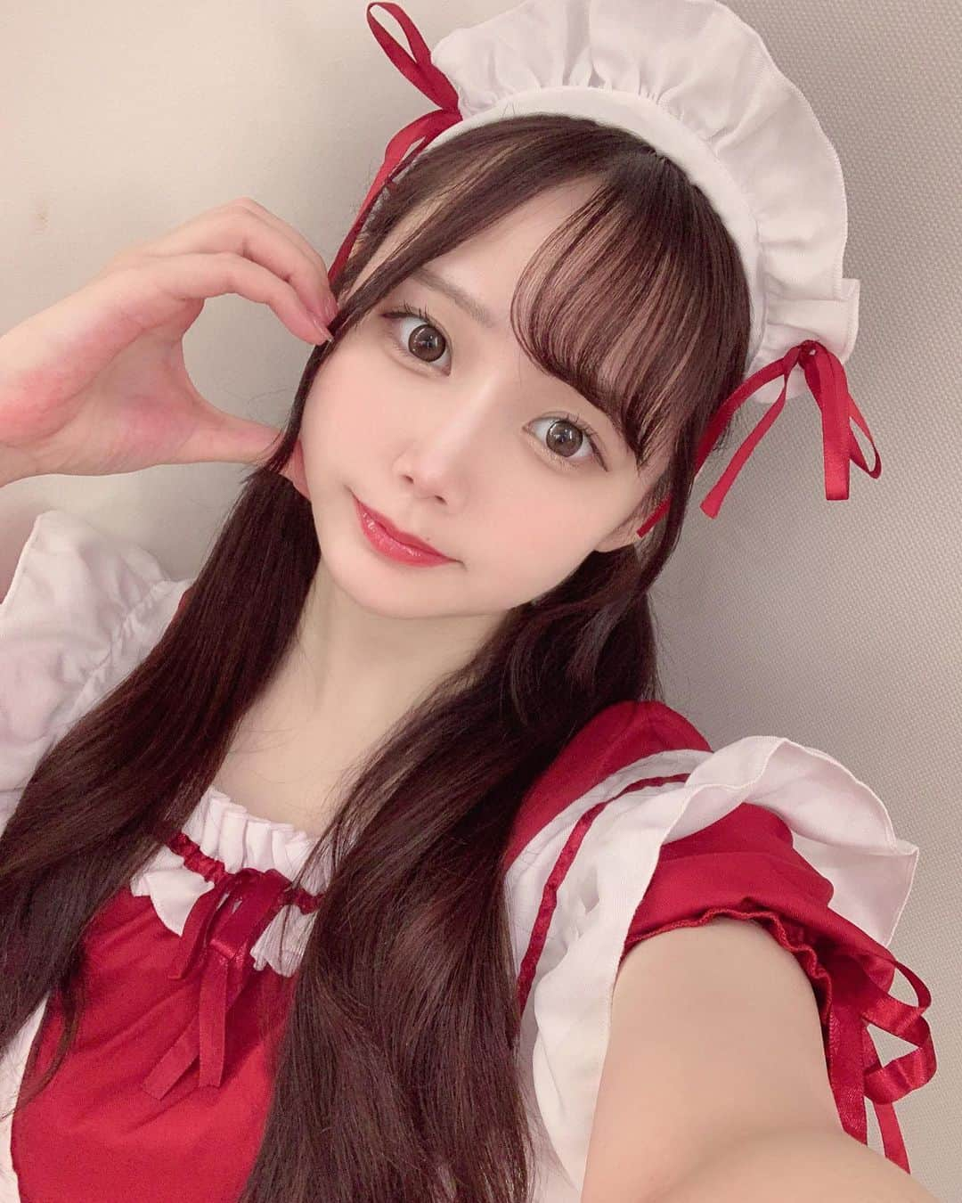 桃瀬めぐさんのインスタグラム写真 - (桃瀬めぐInstagram)「赤いメイドはじめてきた〜🍒  髪も染めたんだけど毎回どタイプすぎる色だしやっぱりラピスのトリートメント最強😮‍💨髪の毛いきかえった〜🥲🫶🏻めぐのインスタ見たで30%オフなるみたい！！ぜひいってみて( ꜆ ・ᴗ・꜆ )🤍」10月13日 22時38分 - __megbaby_