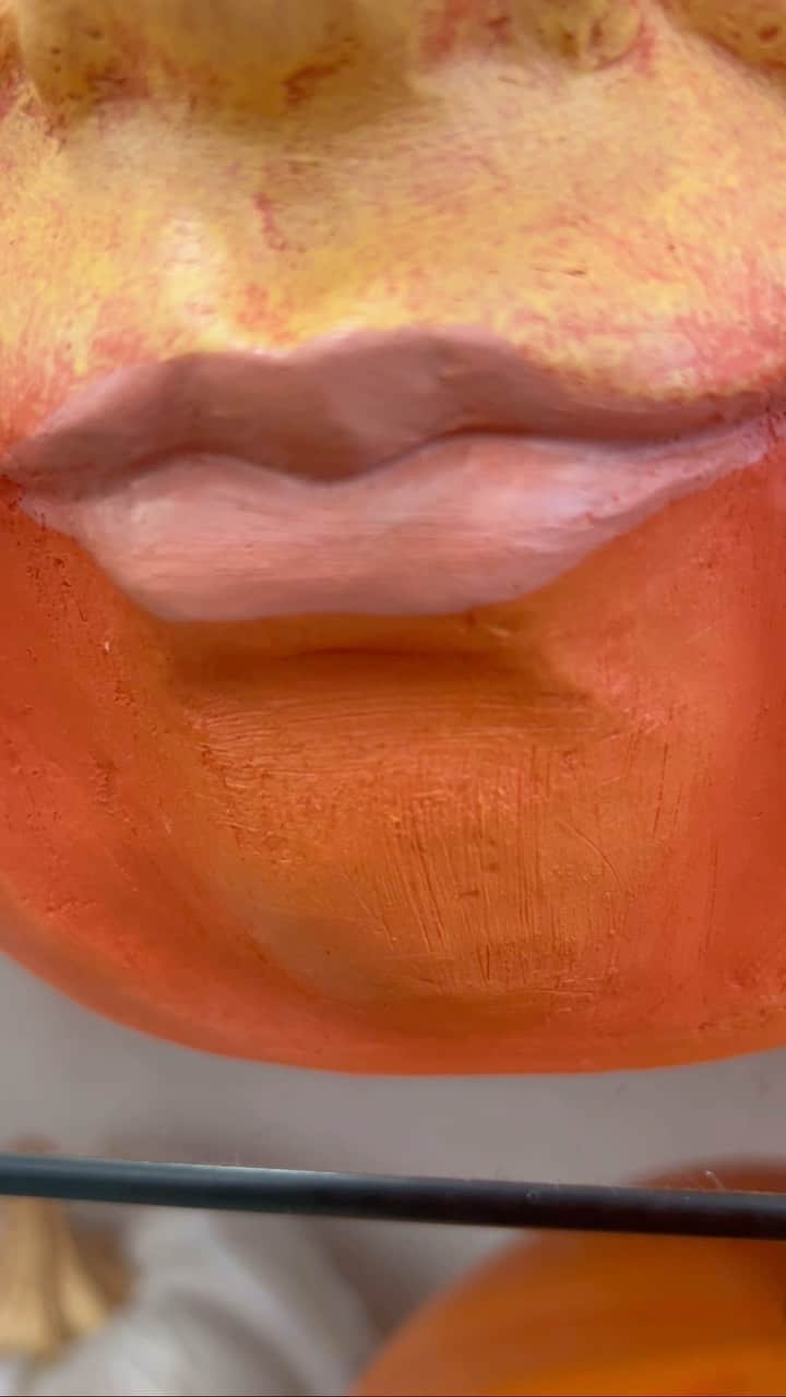 のインスタグラム：「Halloween in LA, even the decor is getting lip filler 🎃」