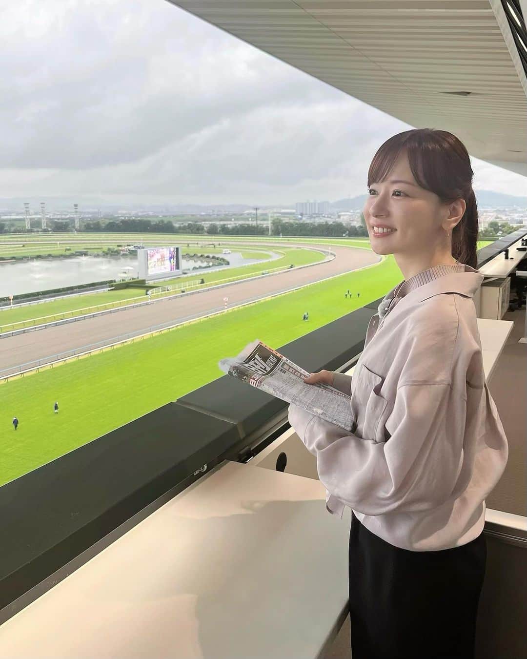 皆藤愛子のインスタグラム：「❤︎ 京都競馬場🫏 ある方とのロケの様子は、明日の競馬中継 第二部でお届け予定です🤍🤍 #bsイレブン競馬中継」