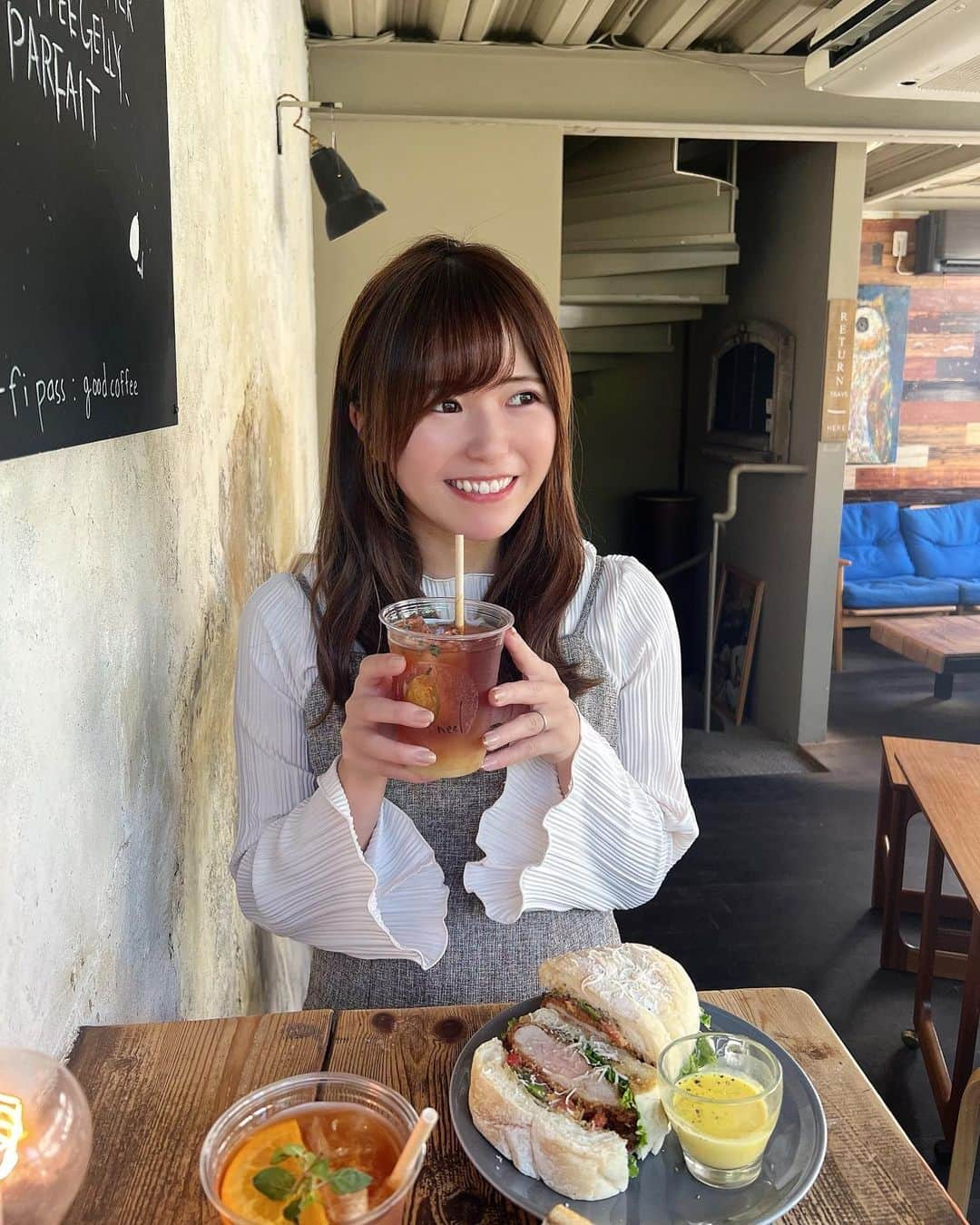 愛内みさのインスタグラム：「・ 気になってたカツサンド🥪  柔らかくて野菜たっぷりで美味しい🐒  📍neel cafe 　　@neel_jingumae   #neelcafe #北参道カフェ#cafe #東京カフェ #milコーデ」